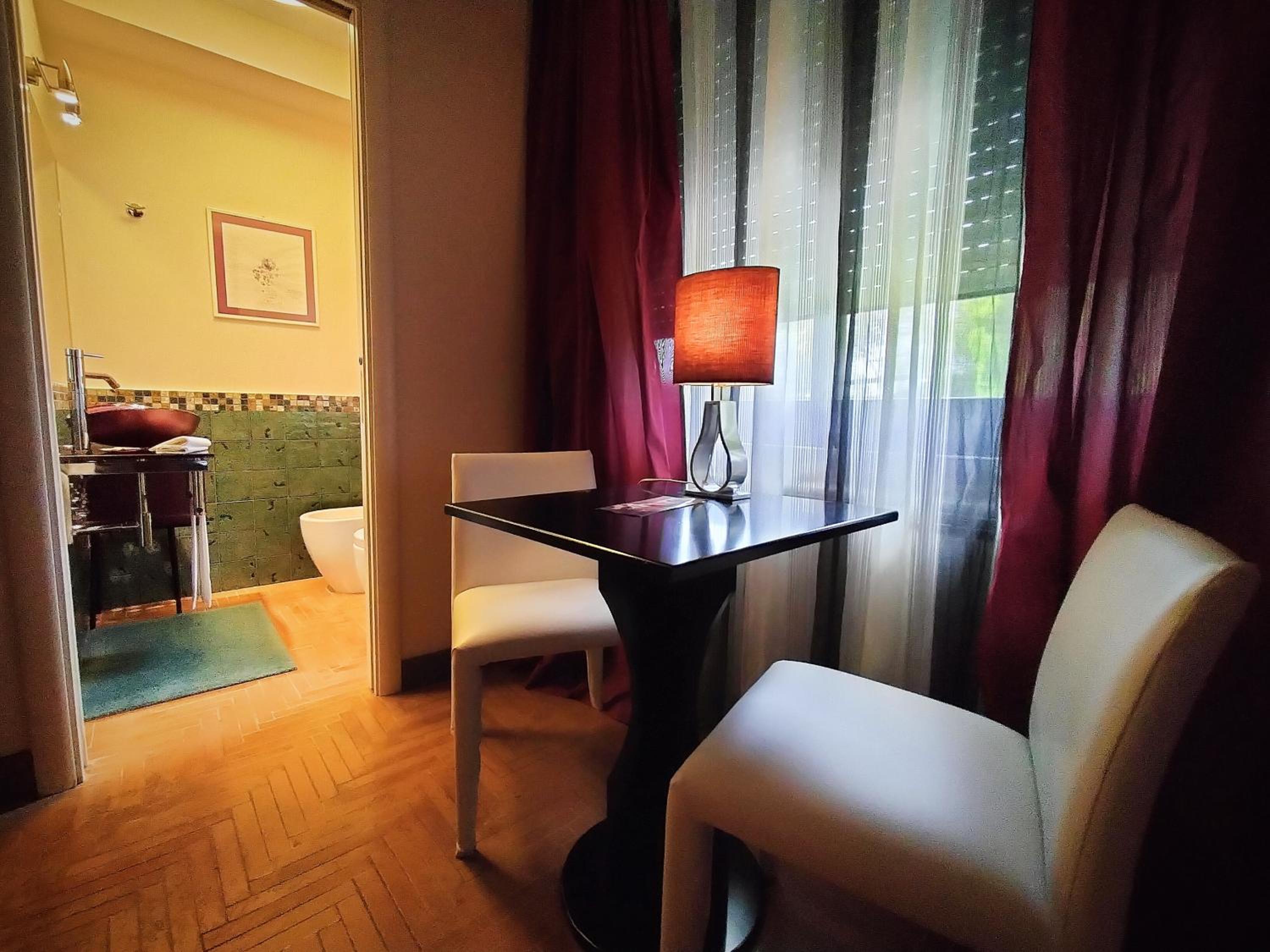 Suite with Spa Bath - Photo 16