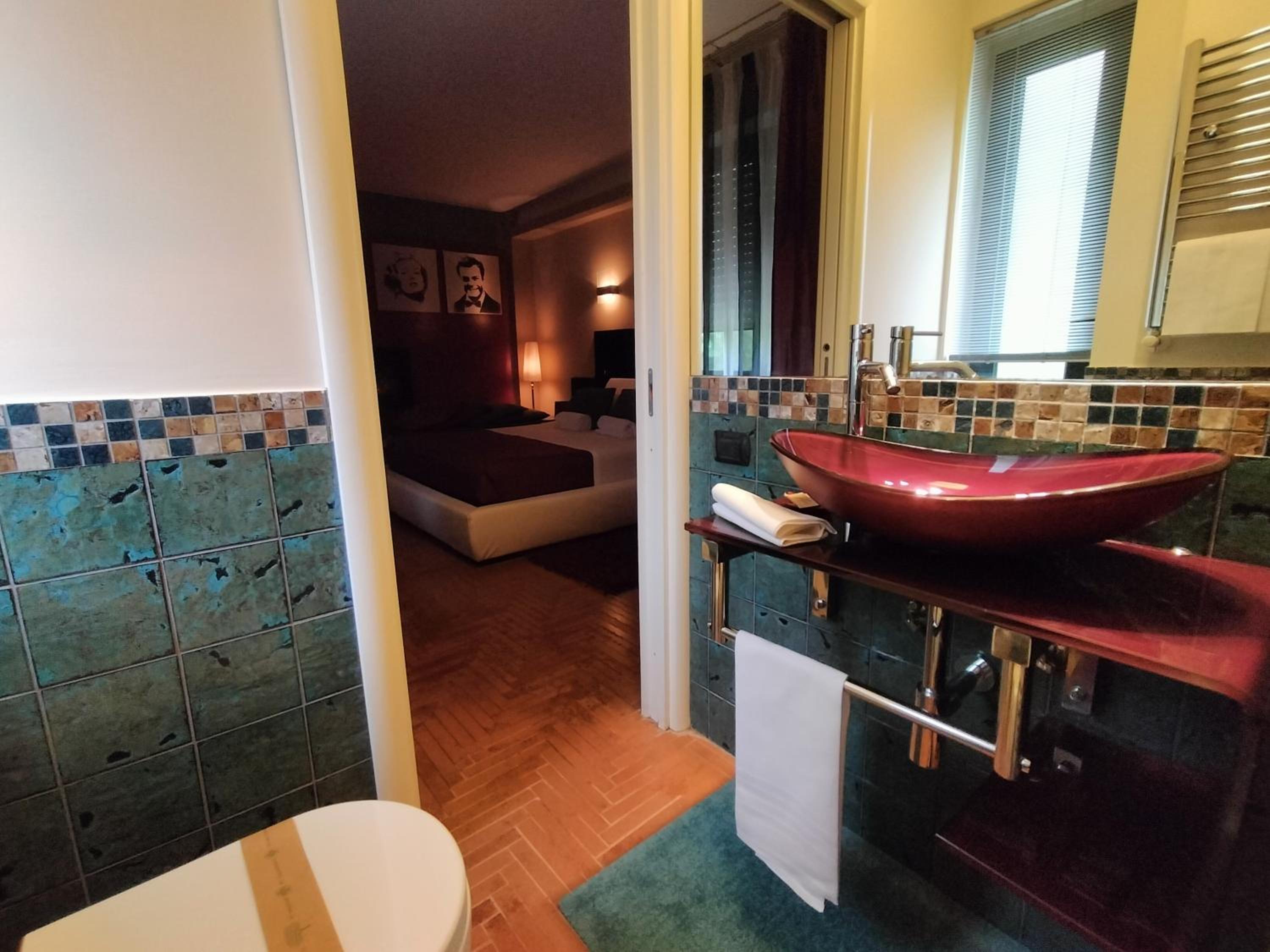 Suite with Spa Bath - Photo 11