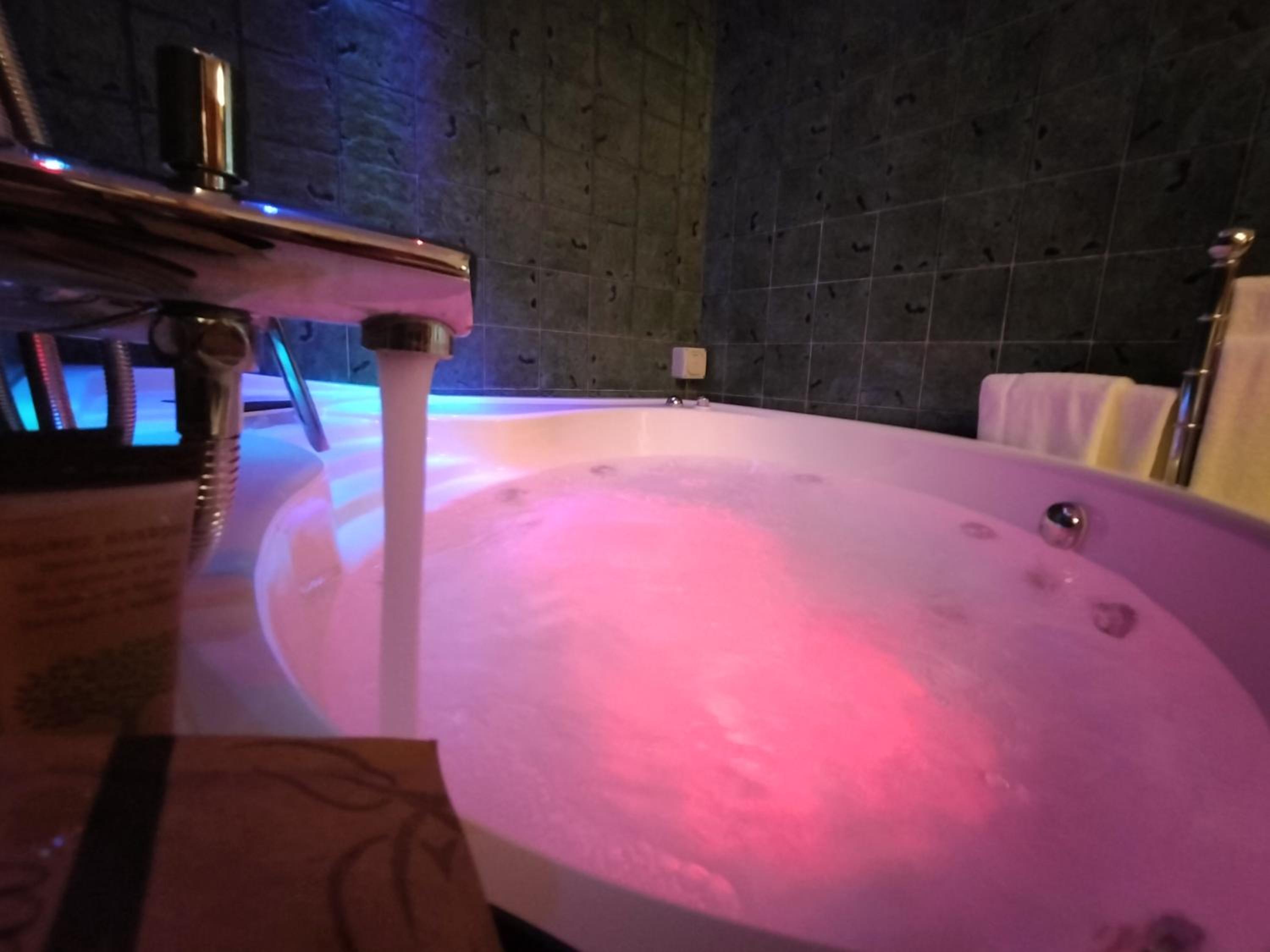 Suite with Spa Bath - Photo 8