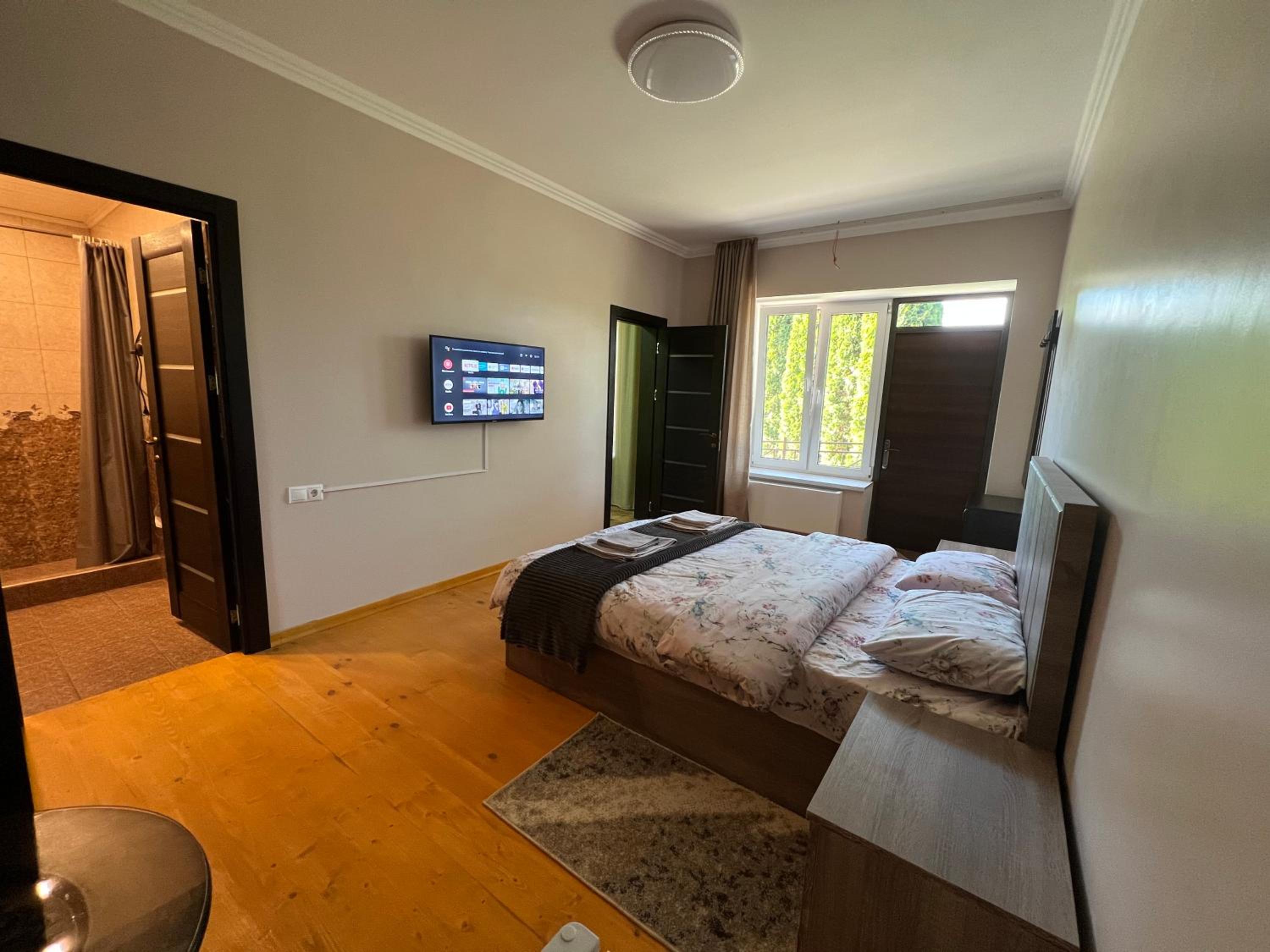 Family Room with Mountain View photo 3