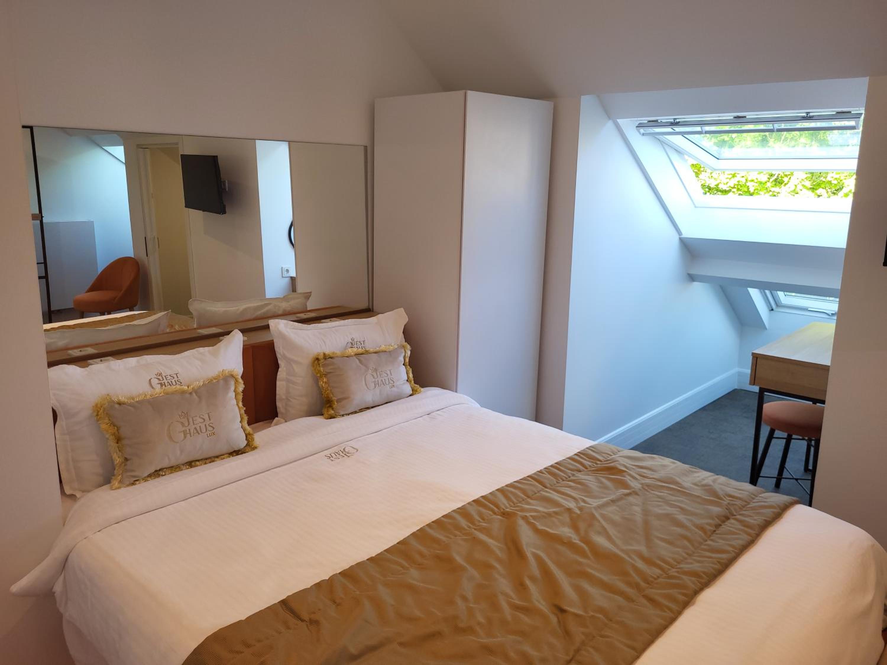 Deluxe King Room photo 2