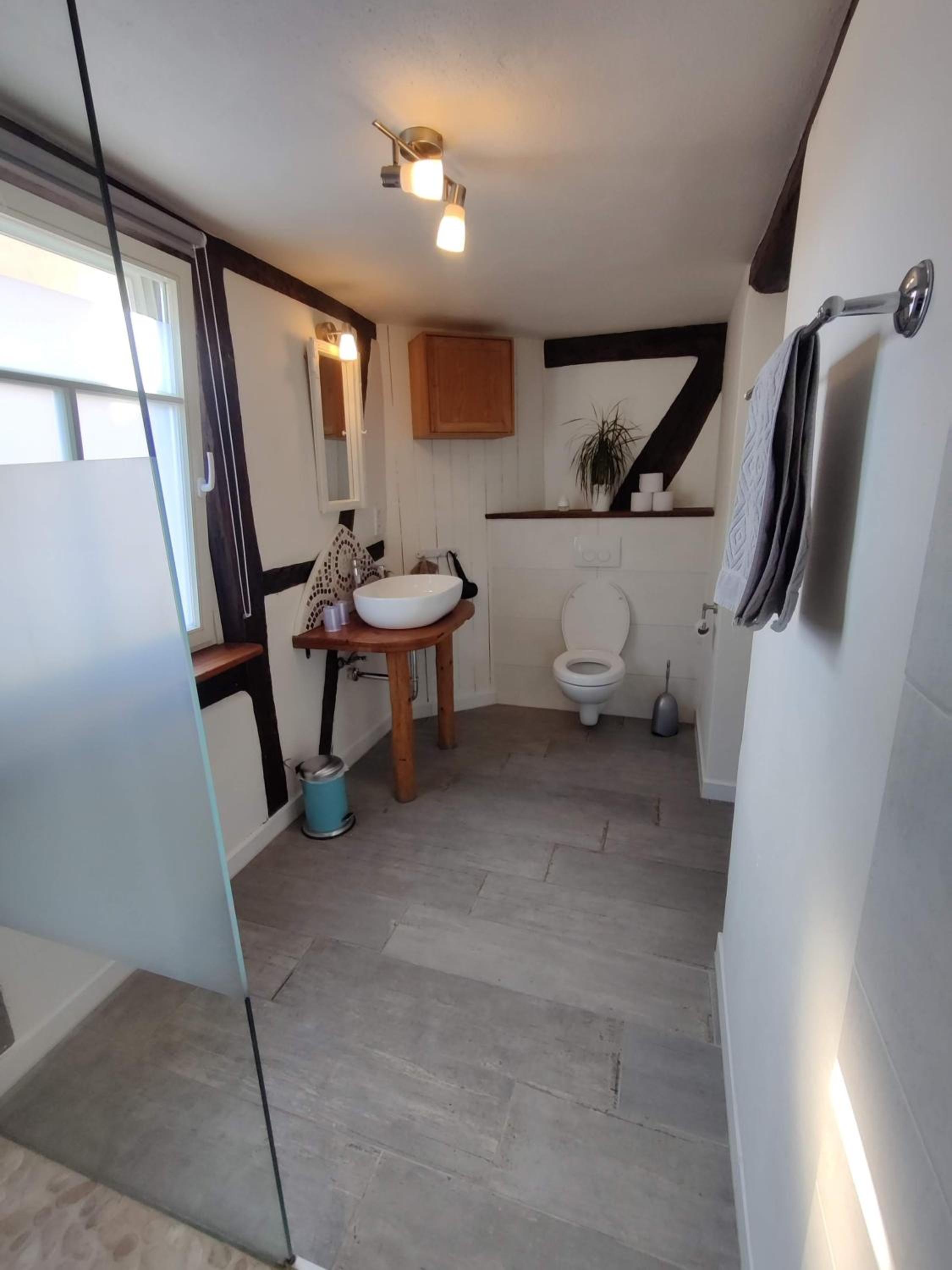 Large Double Room - Photo 19