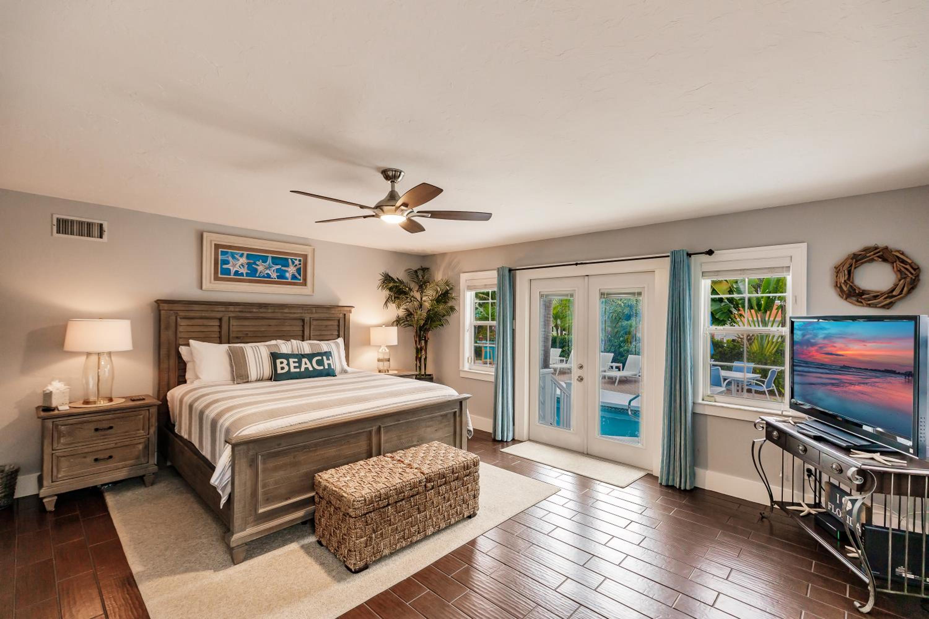 5405 Plaza De Las Palmas, Siesta Key, FL (TP, CC 10) W/Pool photo 2