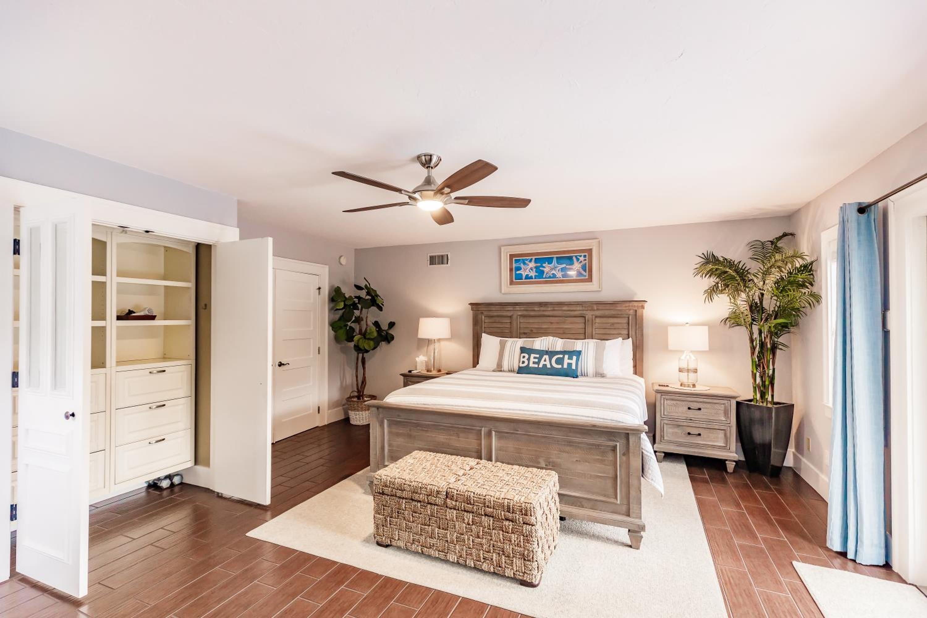 5405 Plaza De Las Palmas, Siesta Key, FL (TP, CC 10) W/Pool