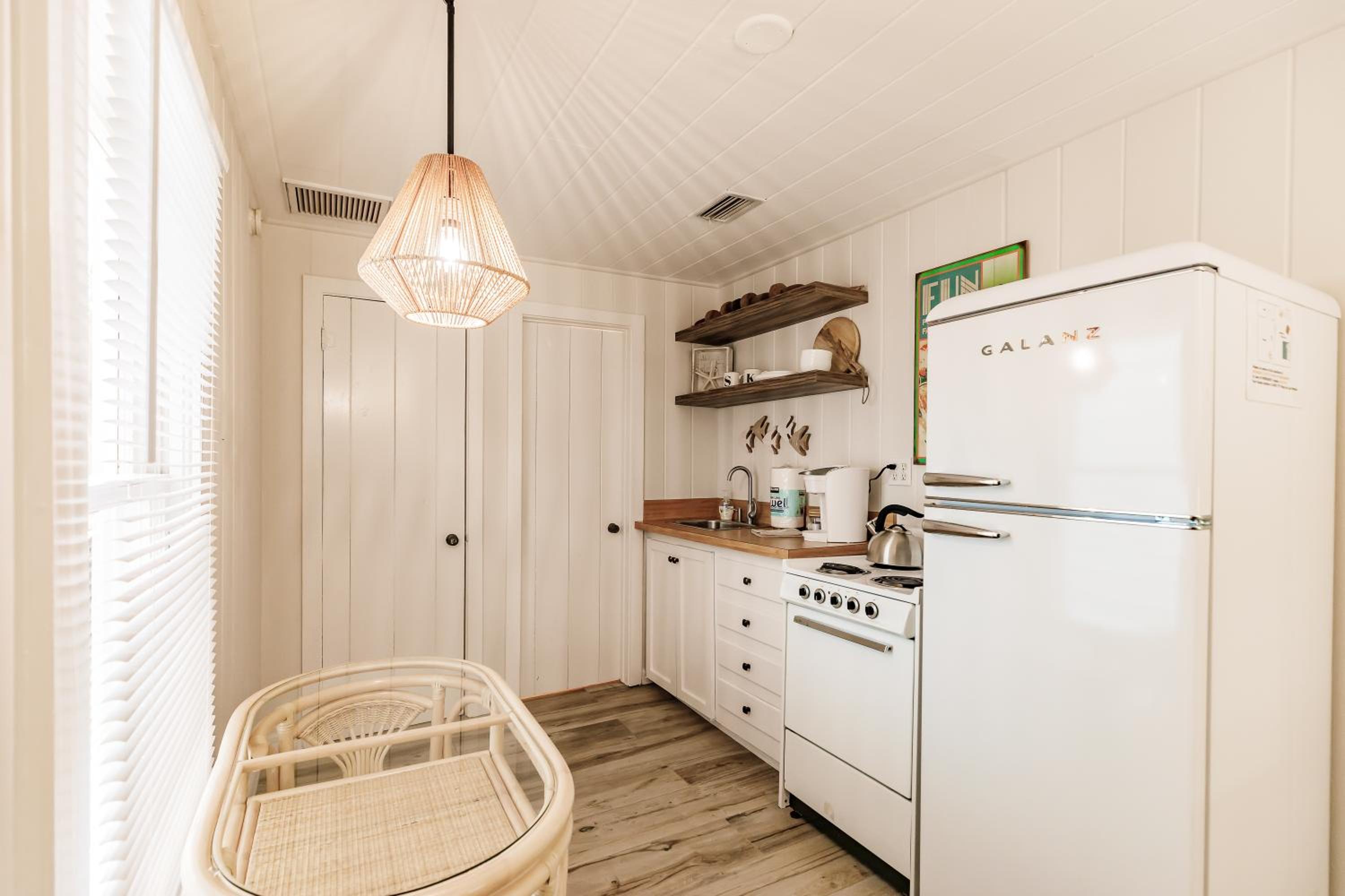 5405 Plaza De Las Palmas, Siesta Key, FL (TP, CC 10) W/Pool