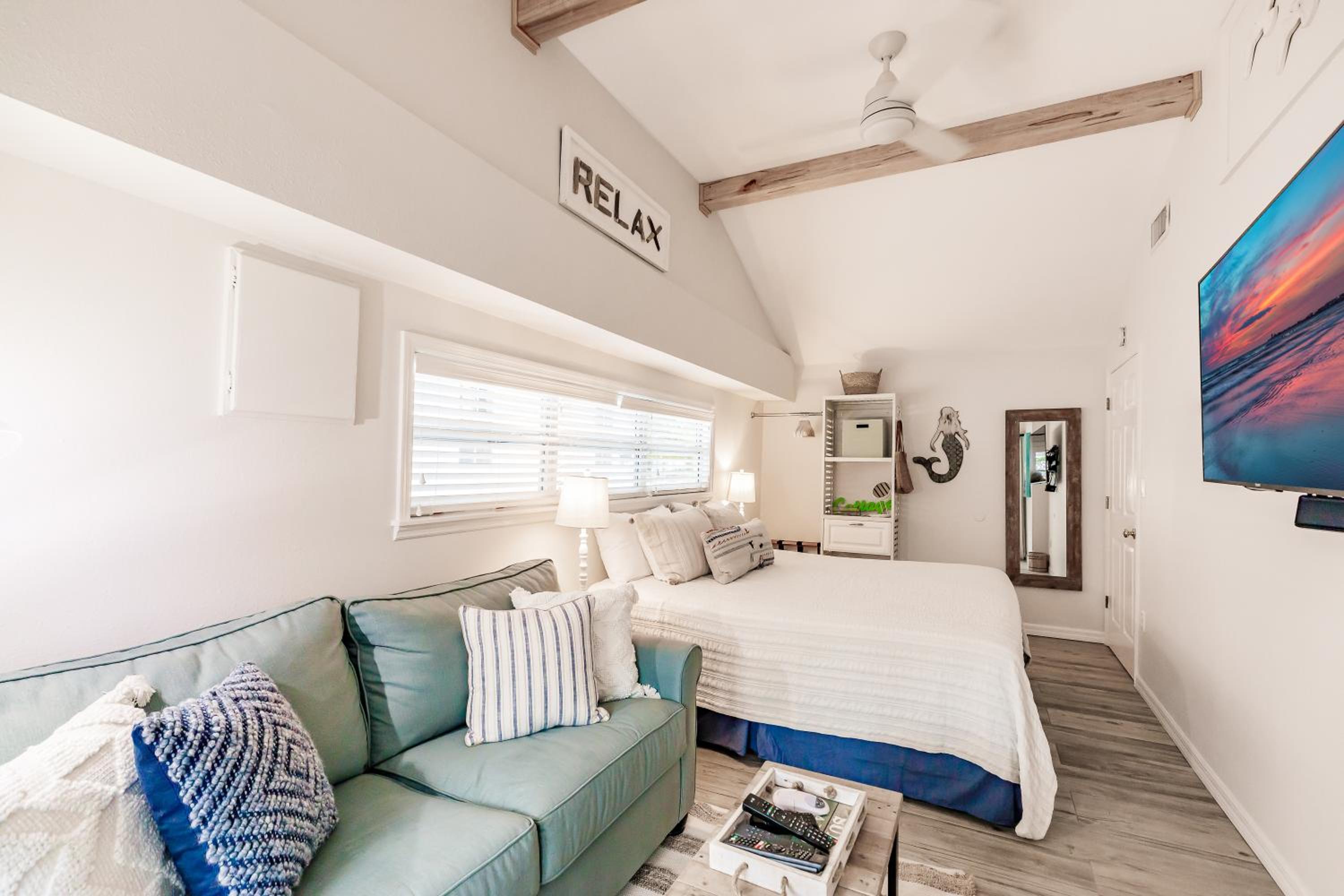 5405 Plaza De Las Palmas B, Siesta Key, FL (Cozy Cottage) W/Jacuzzi