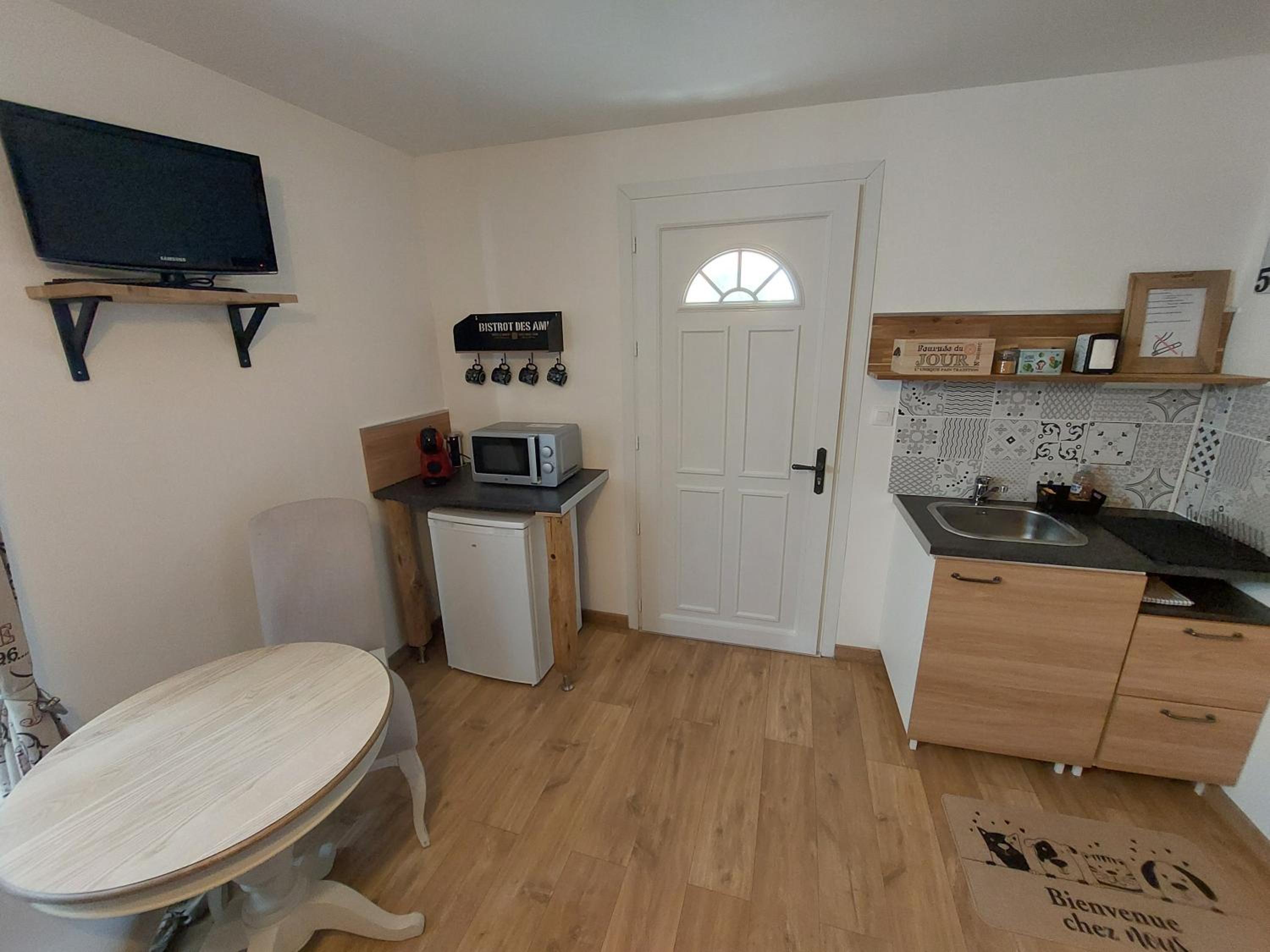 Double Room with Patio - Photo 7