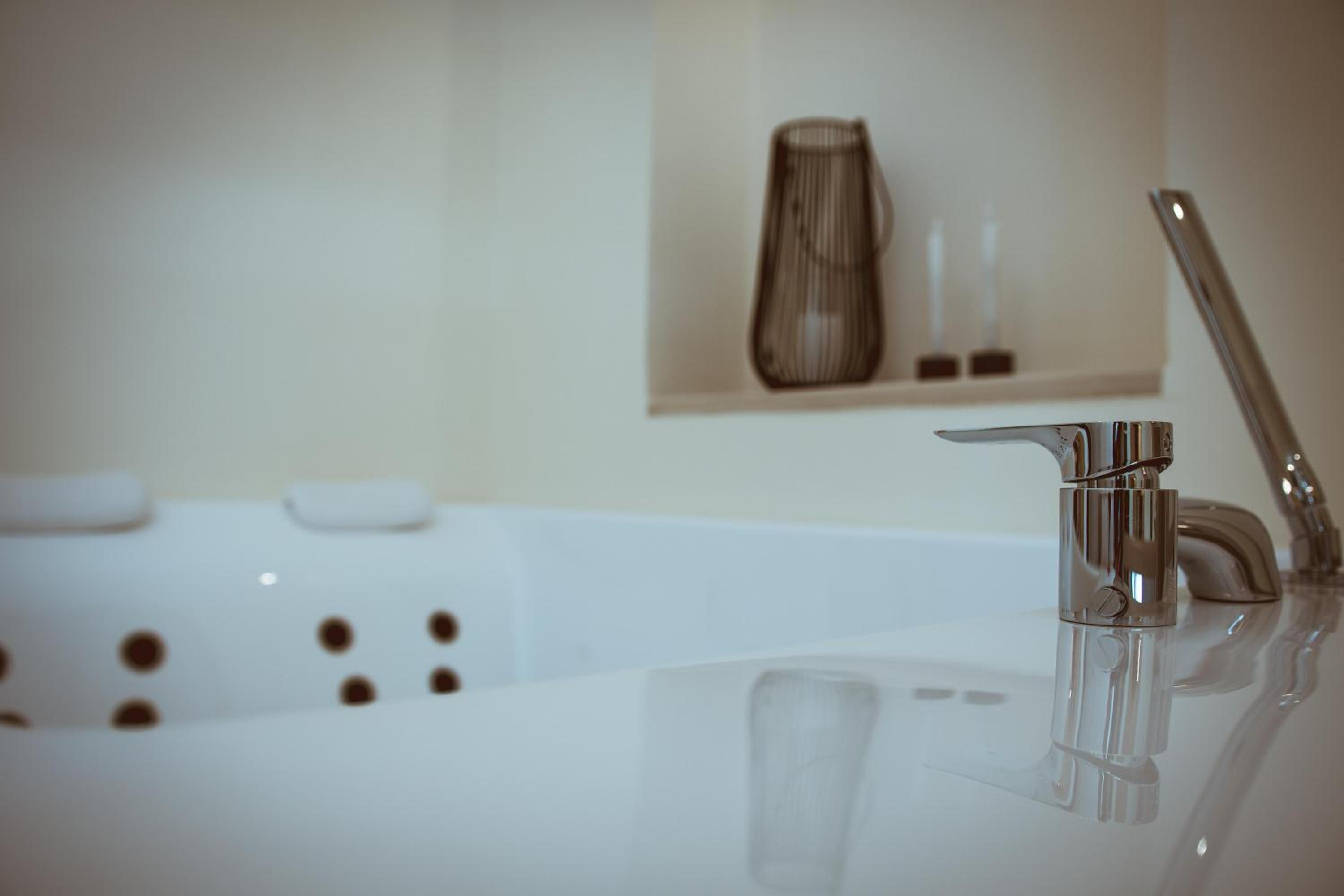 Suite with Spa Bath - Photo 3