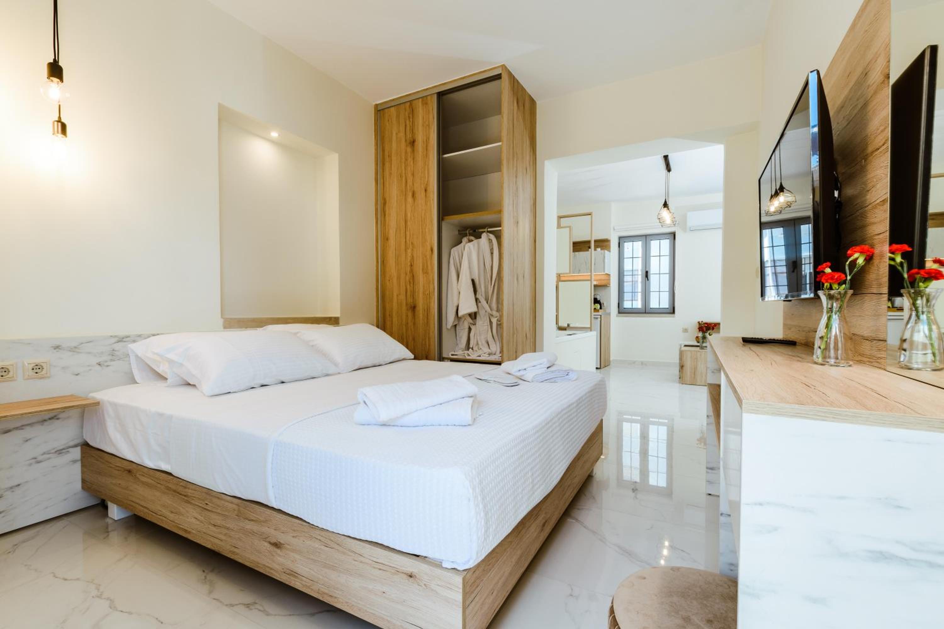 Suite with Spa Bath - Photo 10