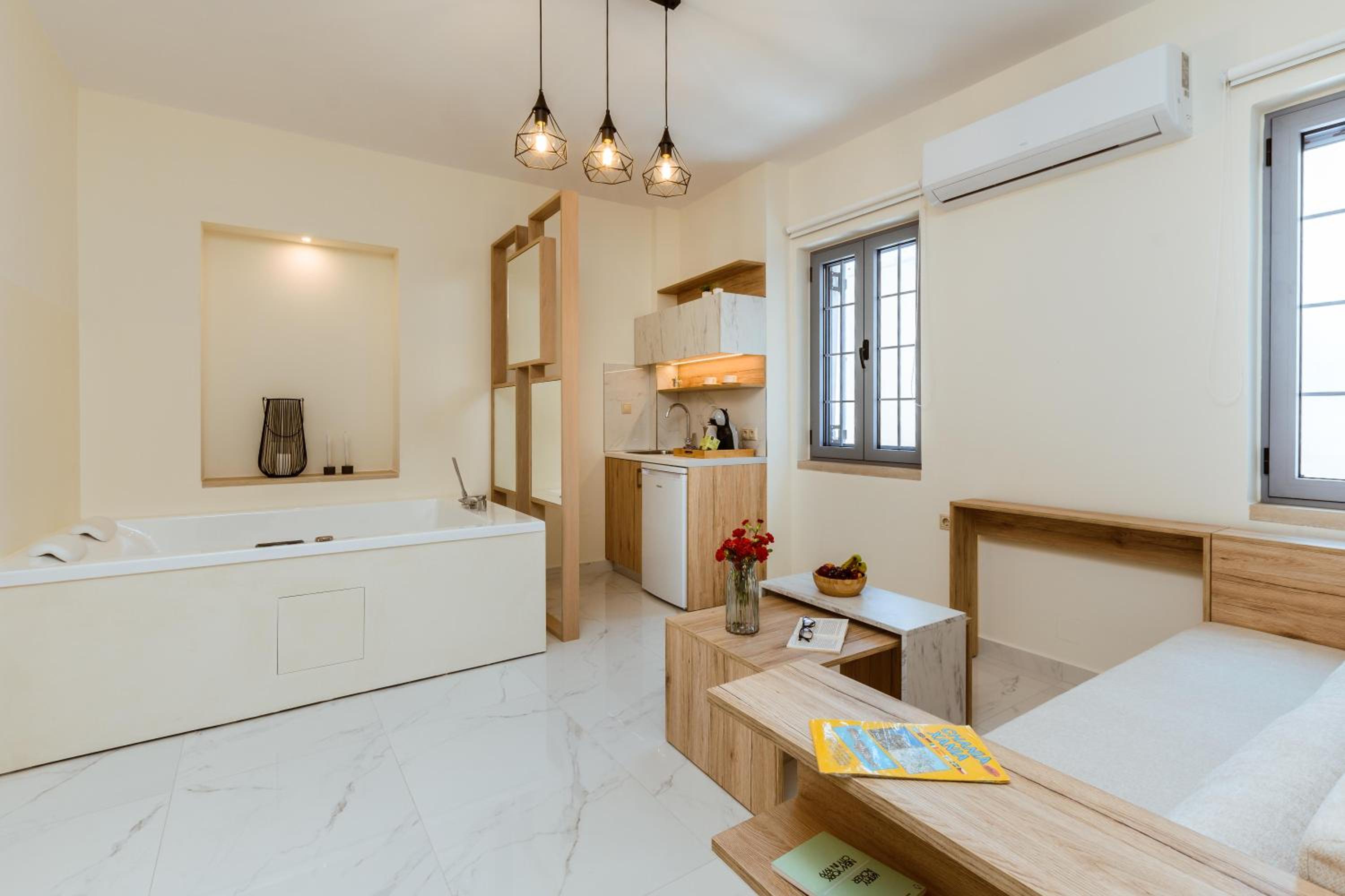 Suite with Spa Bath - Photo 37
