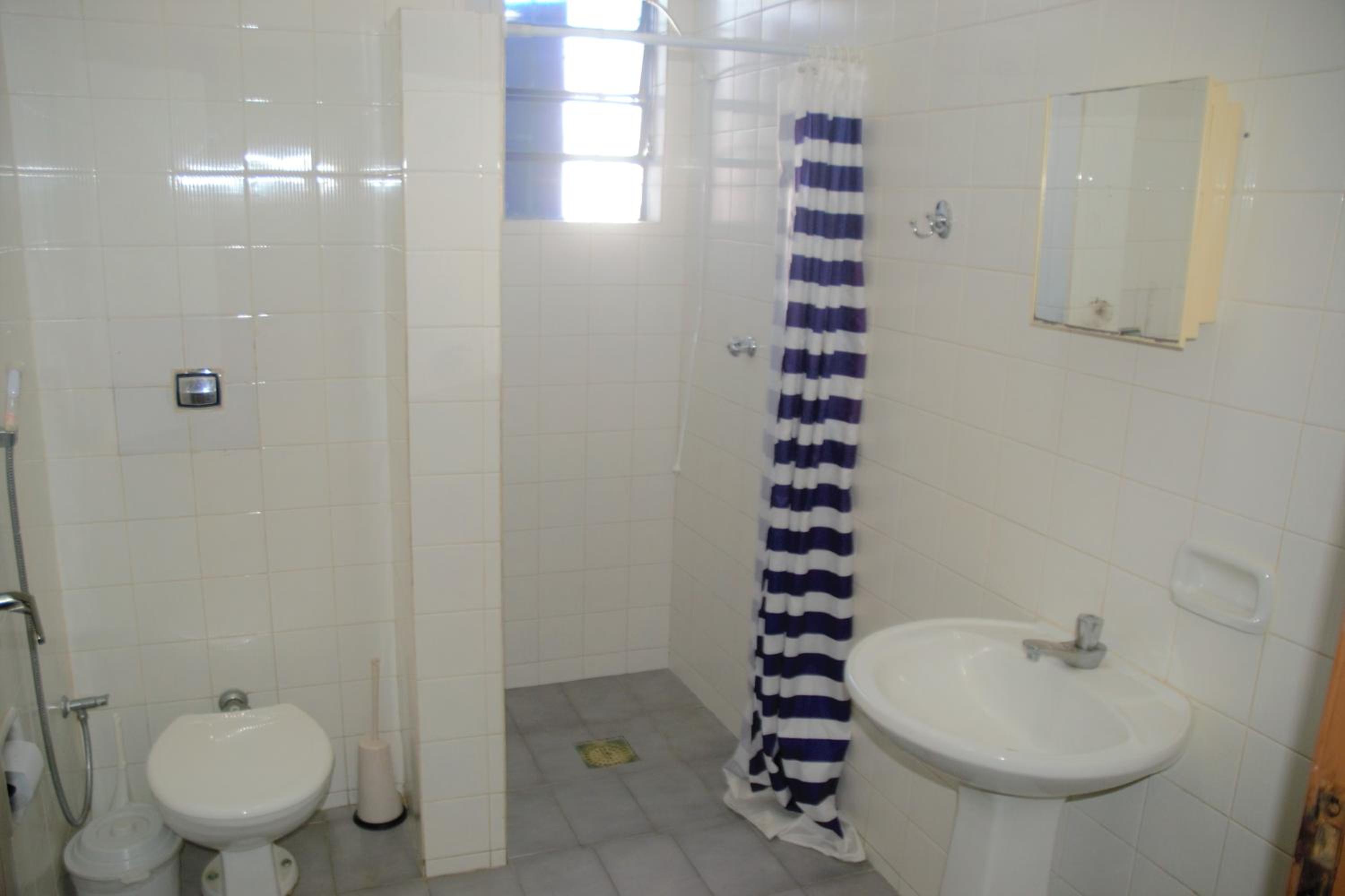 Quadruple Room with Private Bathroom - Photo 4