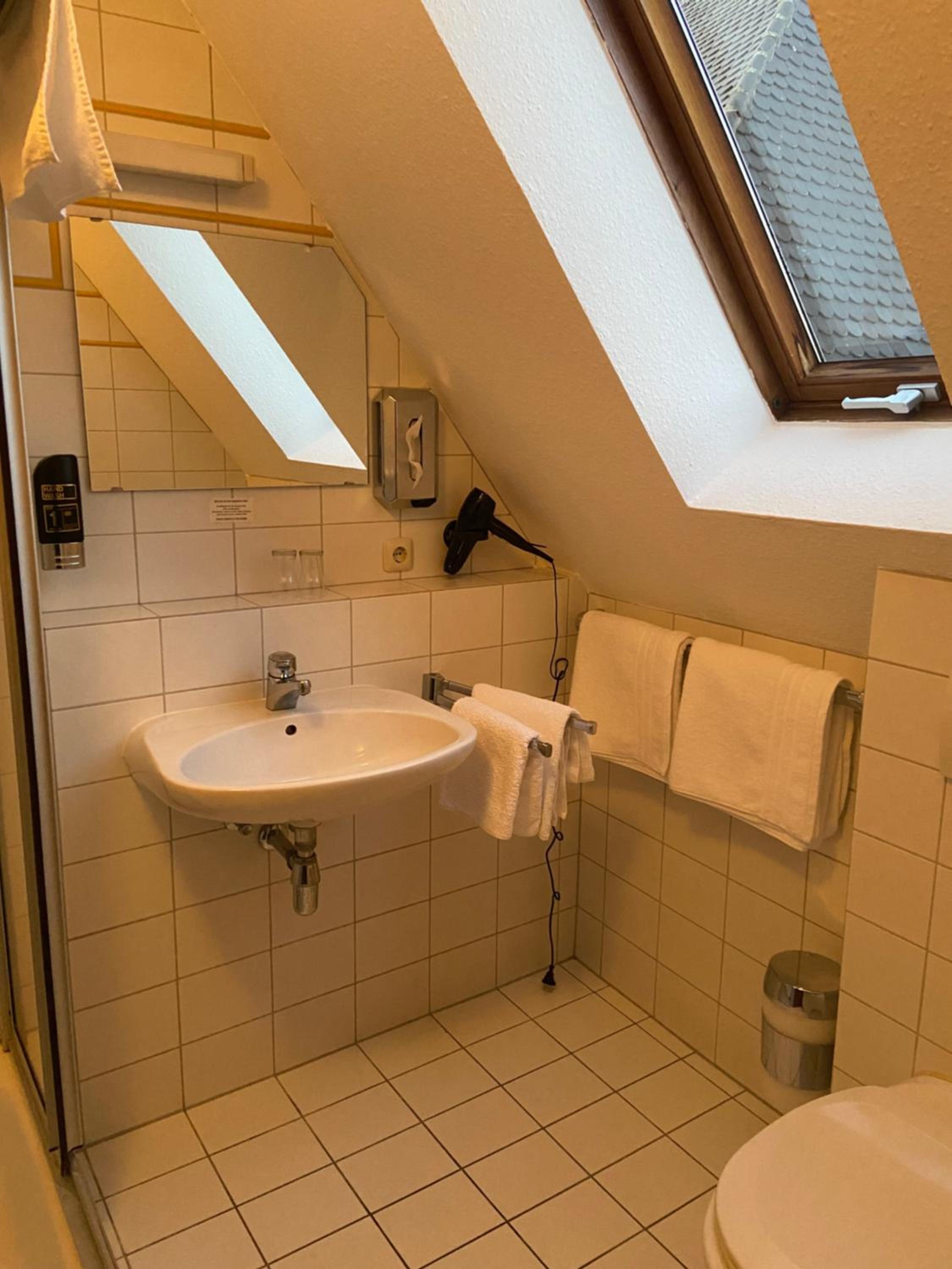 Twin Room with Private Bathroom - Photo 2