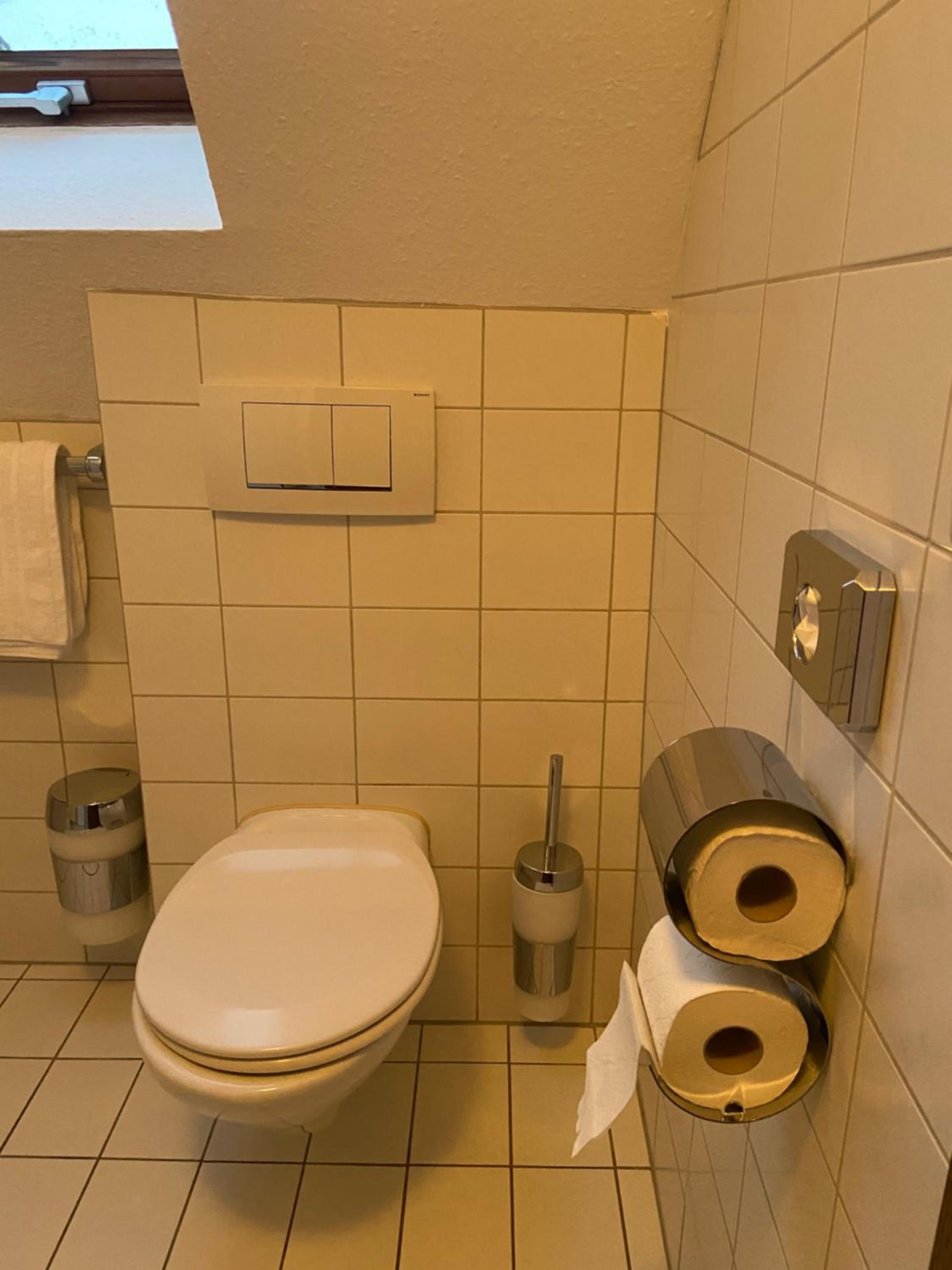 Twin Room with Private Bathroom - Photo 3
