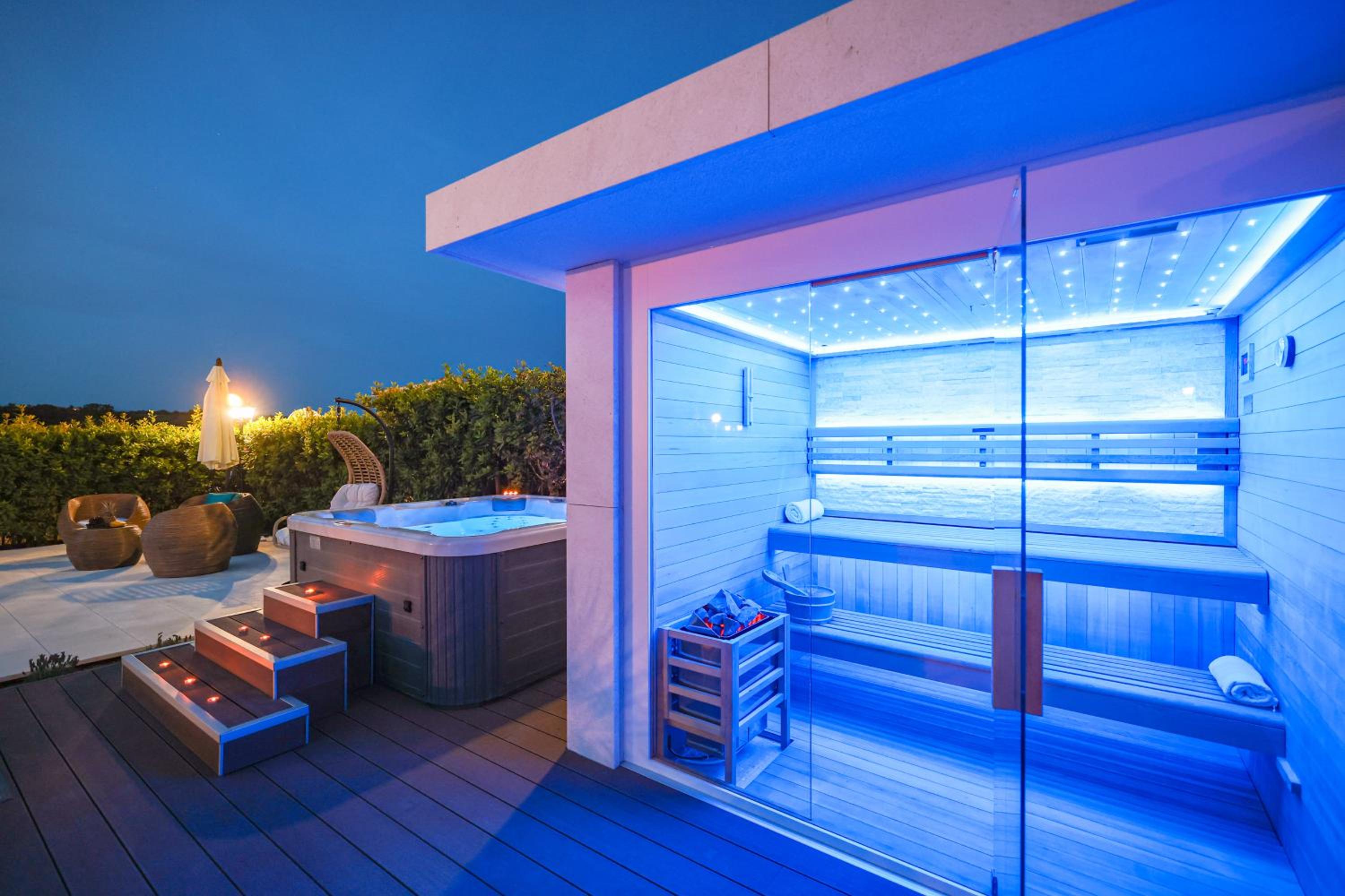 One-Bedroom Apartment with Terrace or Balcony - Photo 25