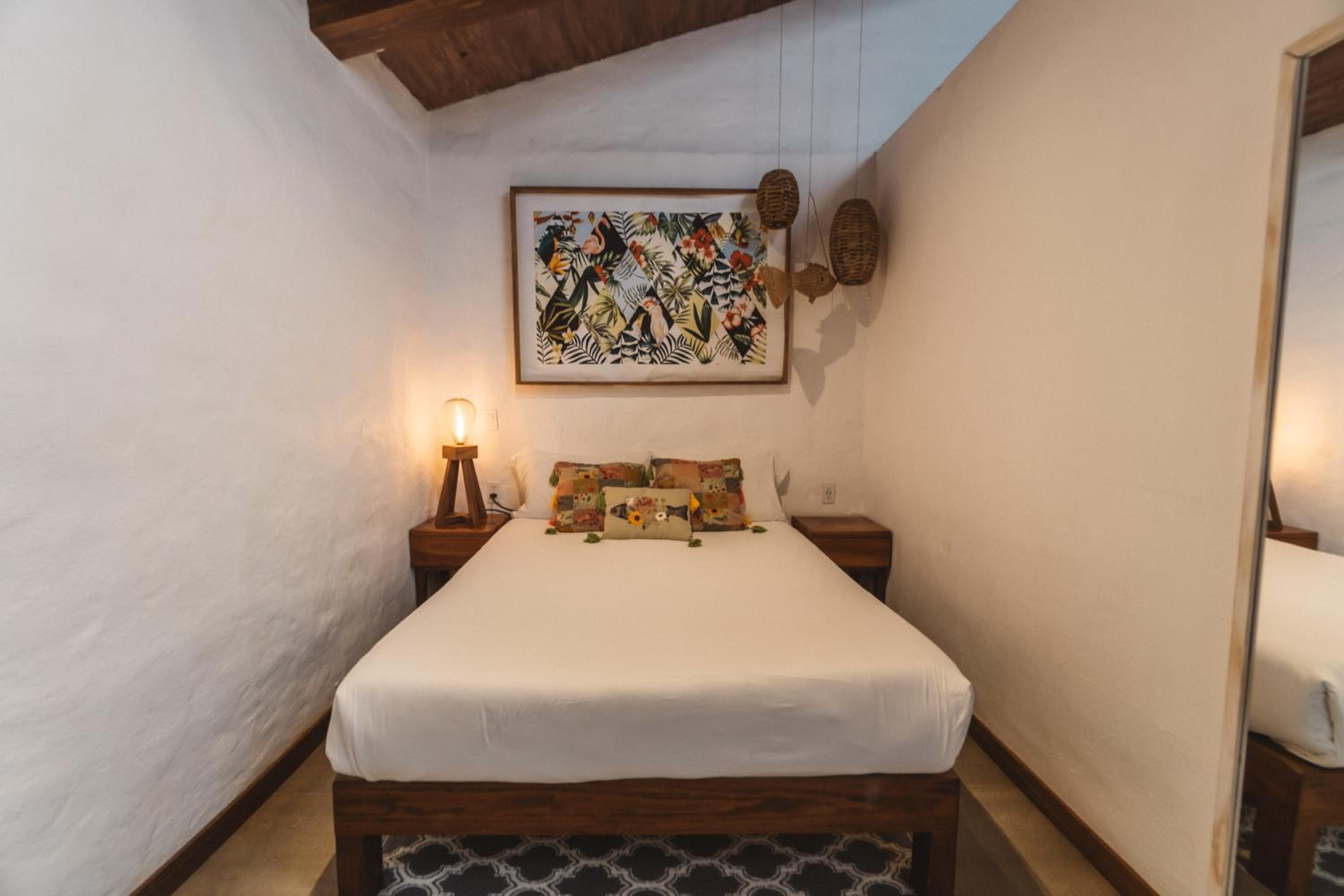 Deluxe Queen Room (No Window)