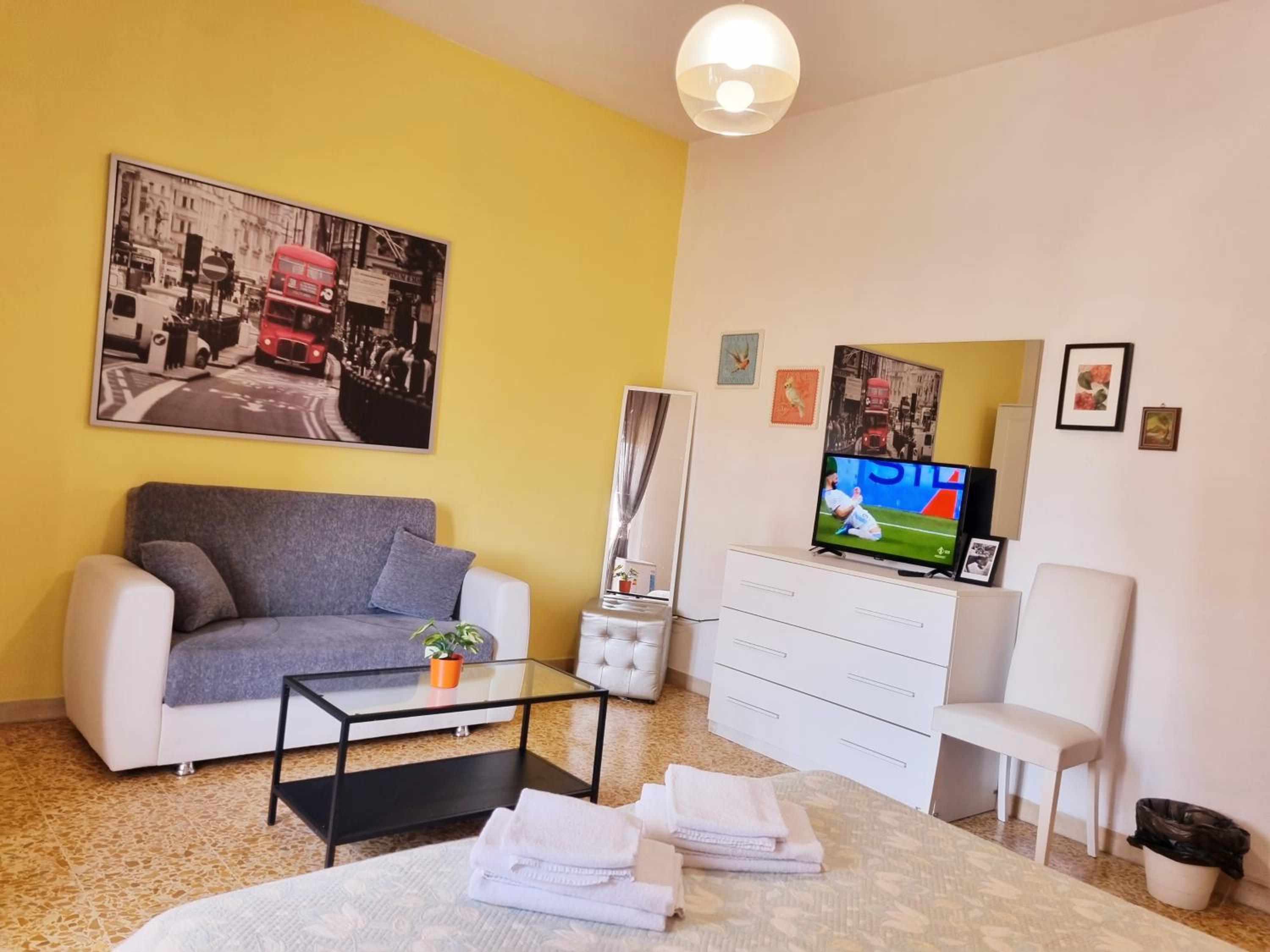 Double Room With Shared Bathroom And Balcony photo 1