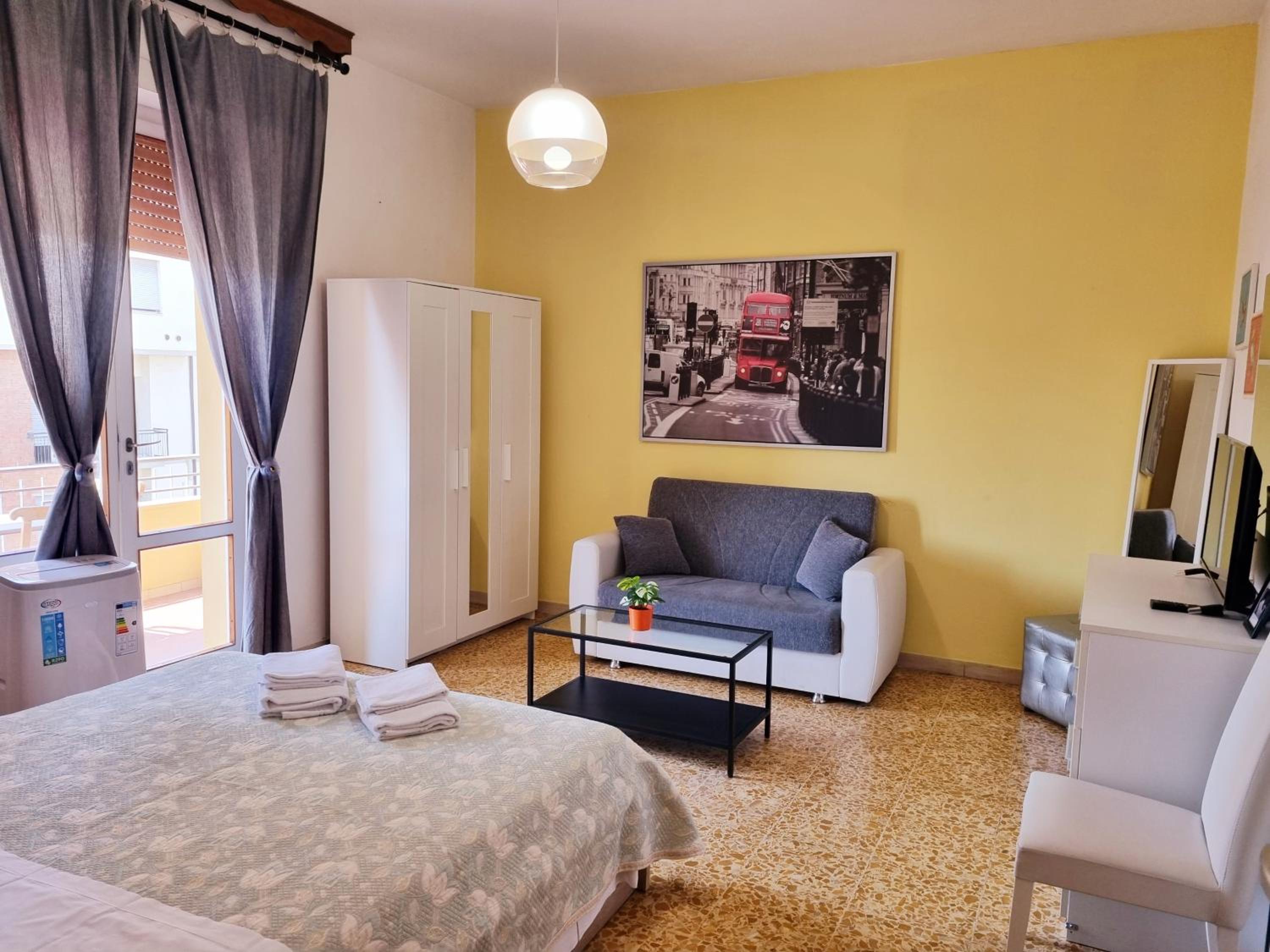 Double Room With Shared Bathroom And Balcony photo 2