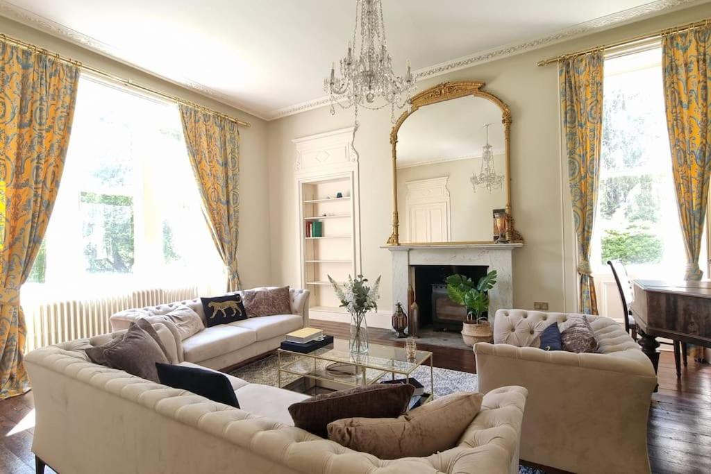 Villa - Photo 1