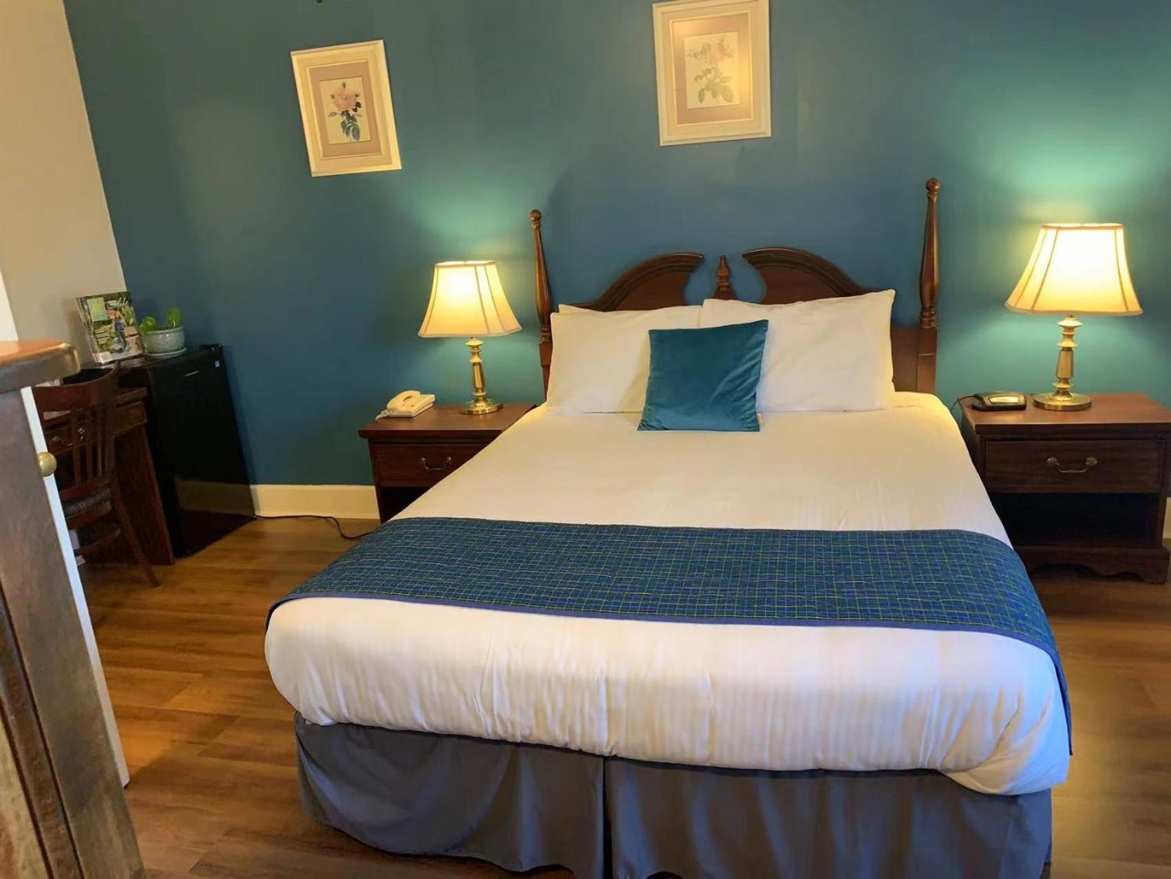 Standard Queen Room - Photo 9