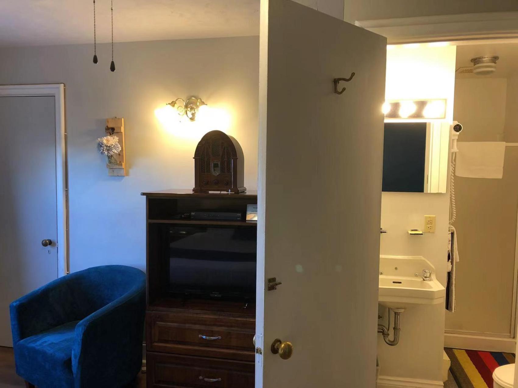 Standard Queen Room - Photo 14
