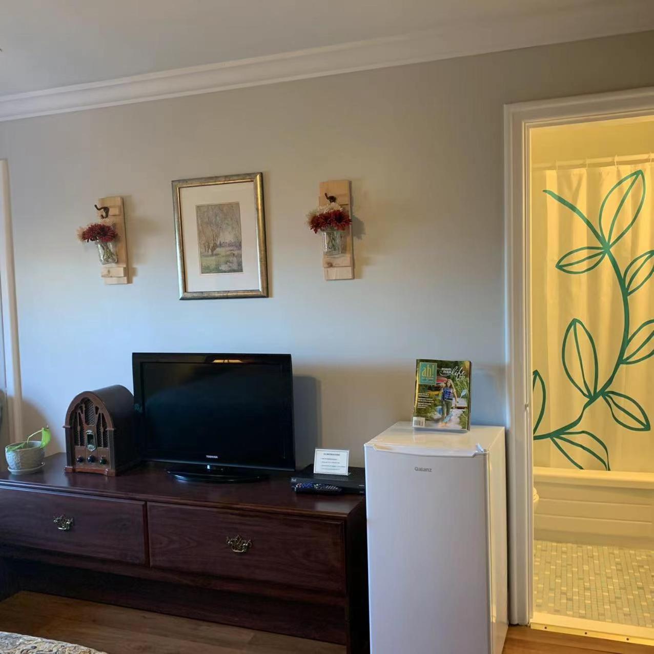 Standard King Room - Photo 5