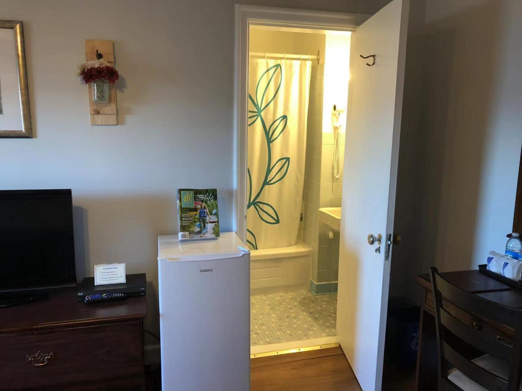 Standard King Room - Photo 7