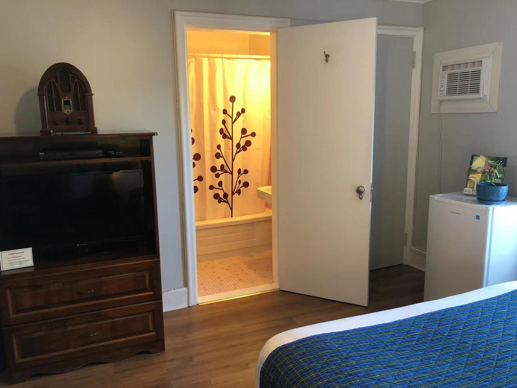 Standard King Room - Photo 9
