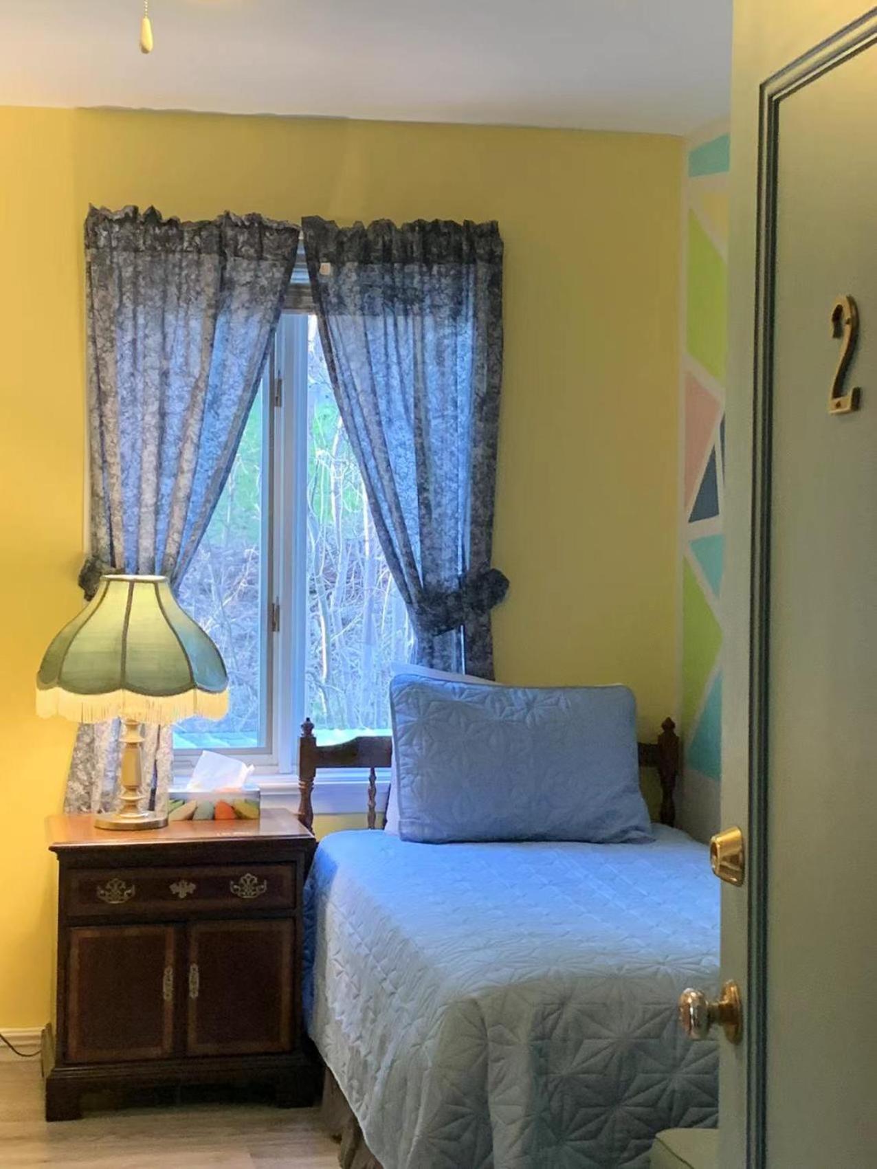 Standard King Room - Photo 11
