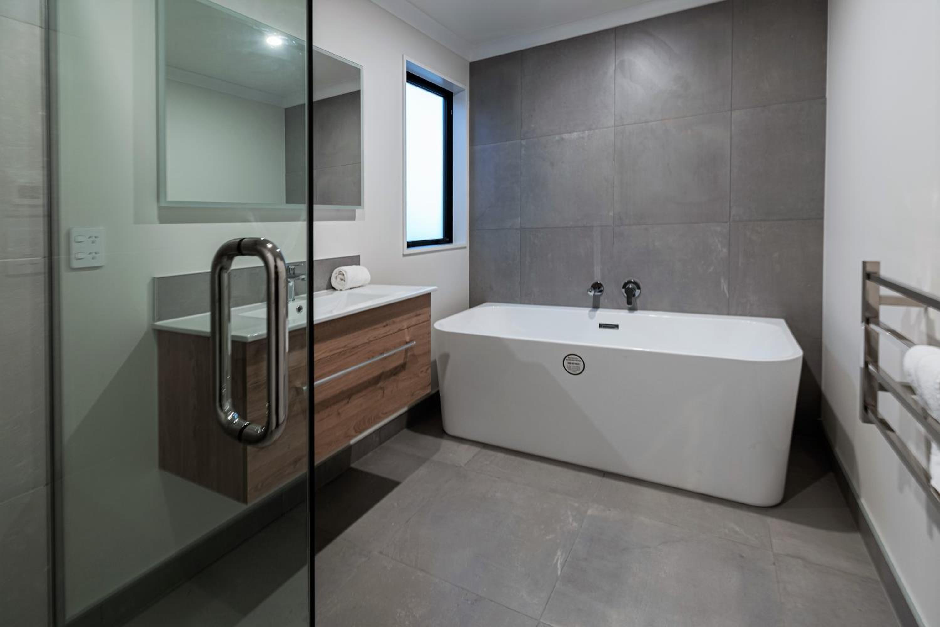 Five-Bedroom House - Photo 11
