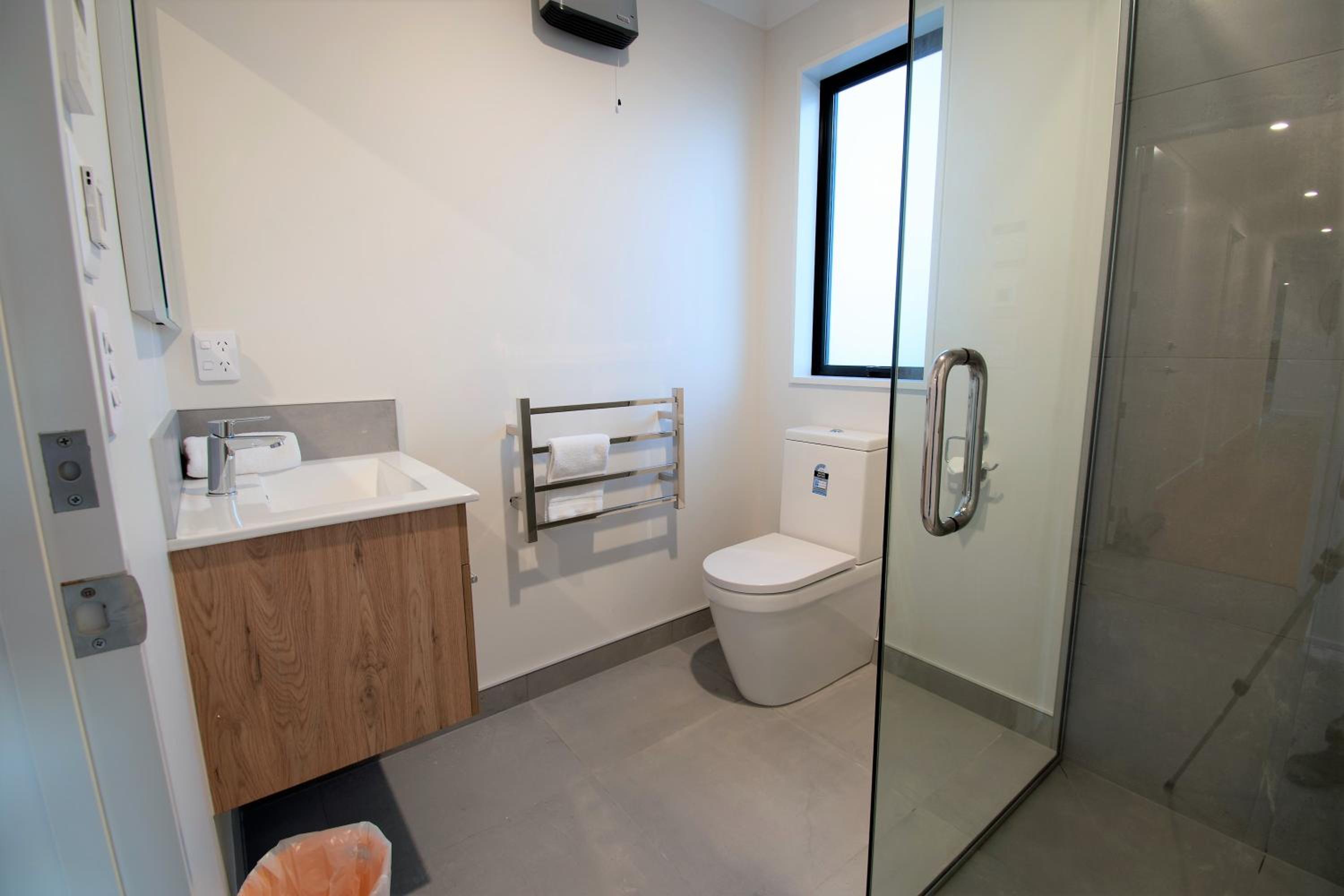 Five-Bedroom House - Photo 12