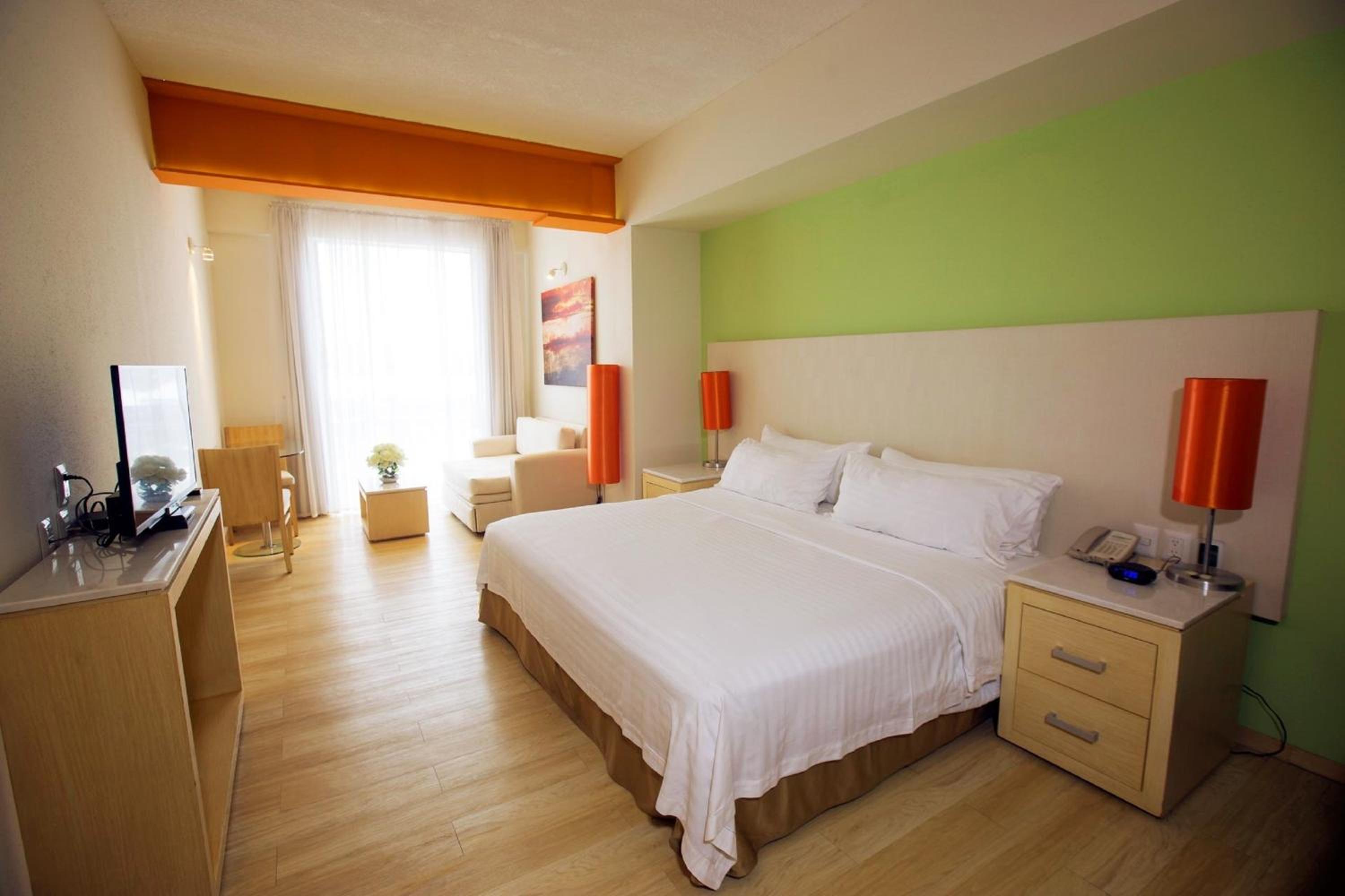 Deluxe King Room - Non-Smoking photo 2