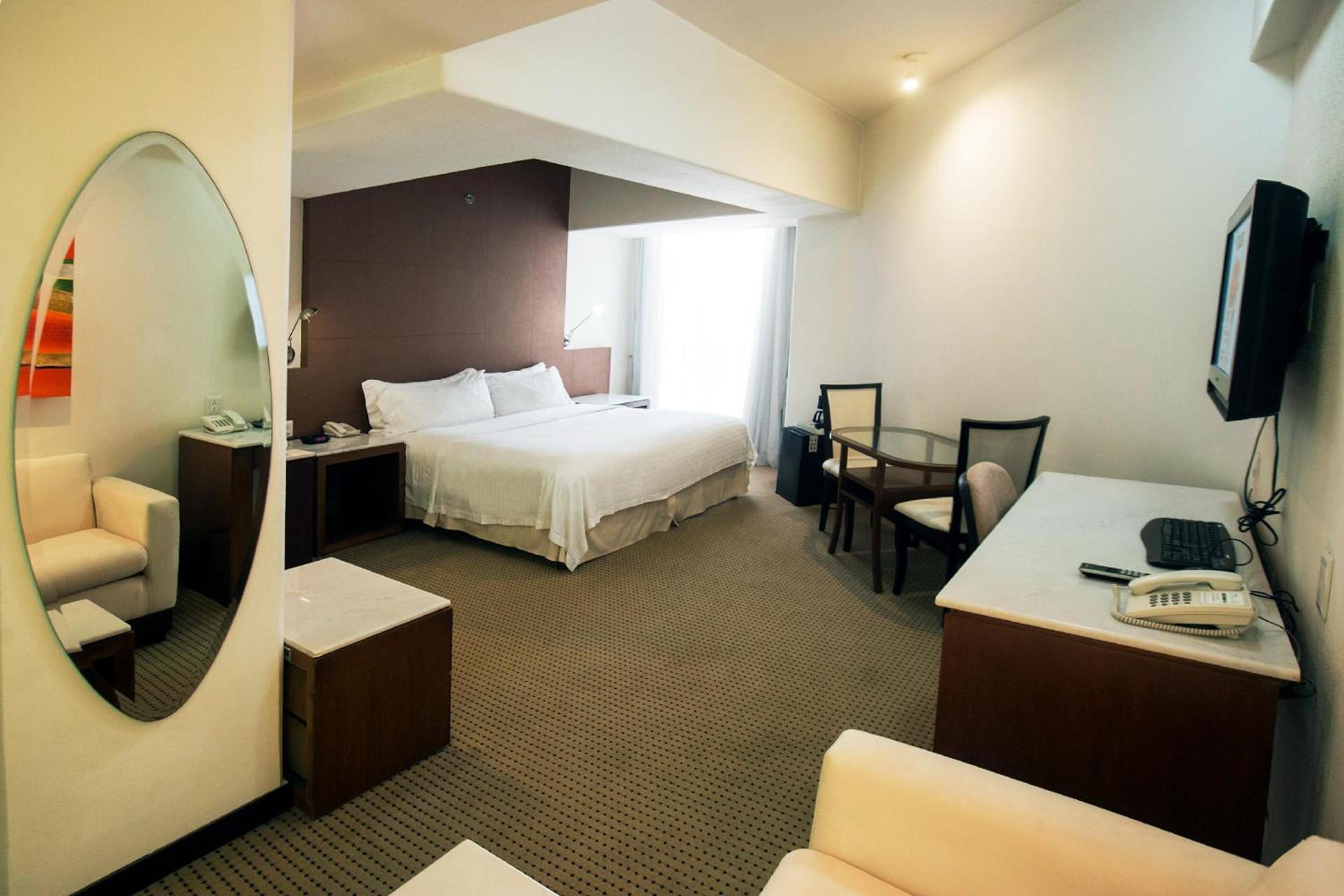 Deluxe King Room - Non-Smoking photo 3