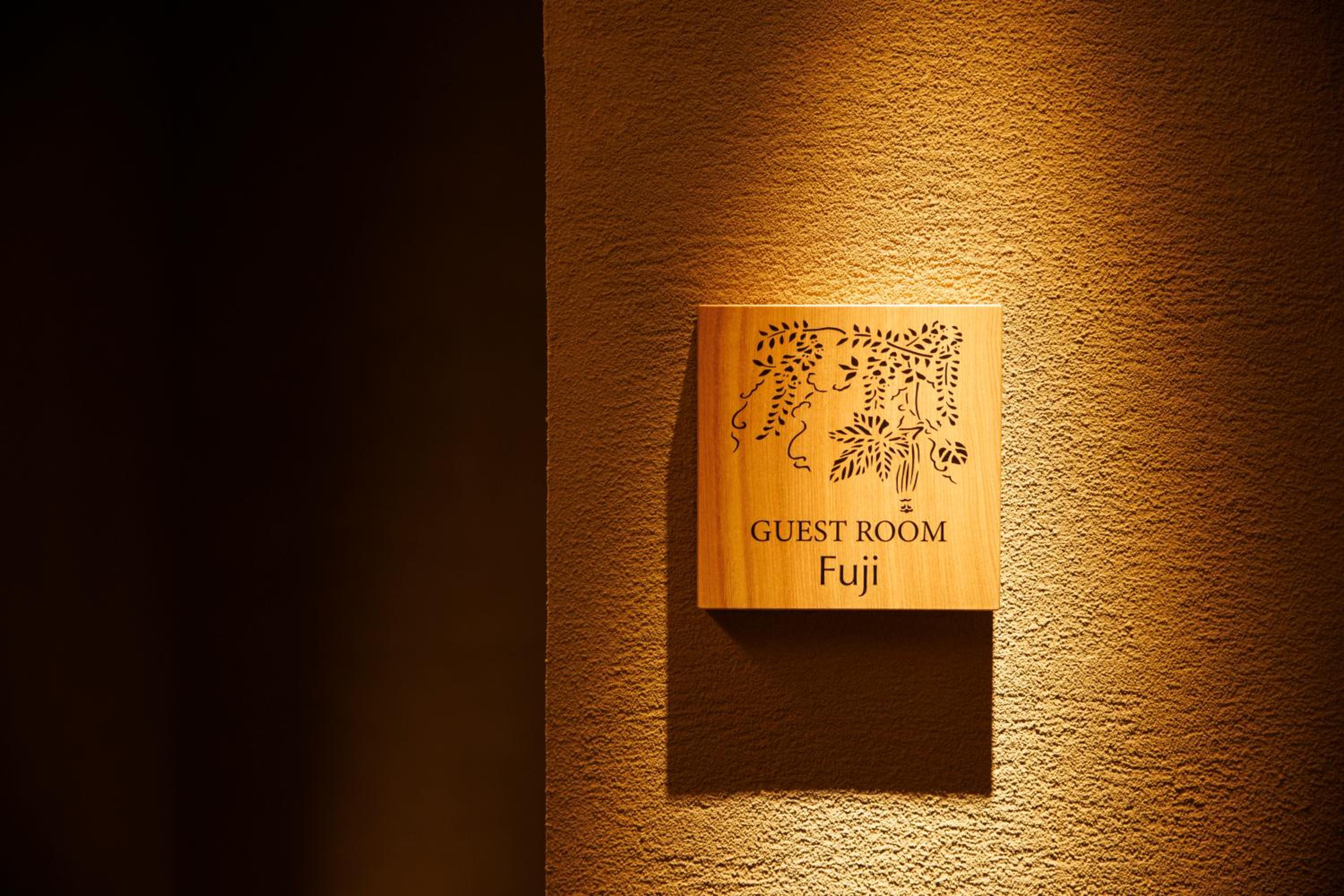 Standard Suite - Non-Smoking - Photo 7