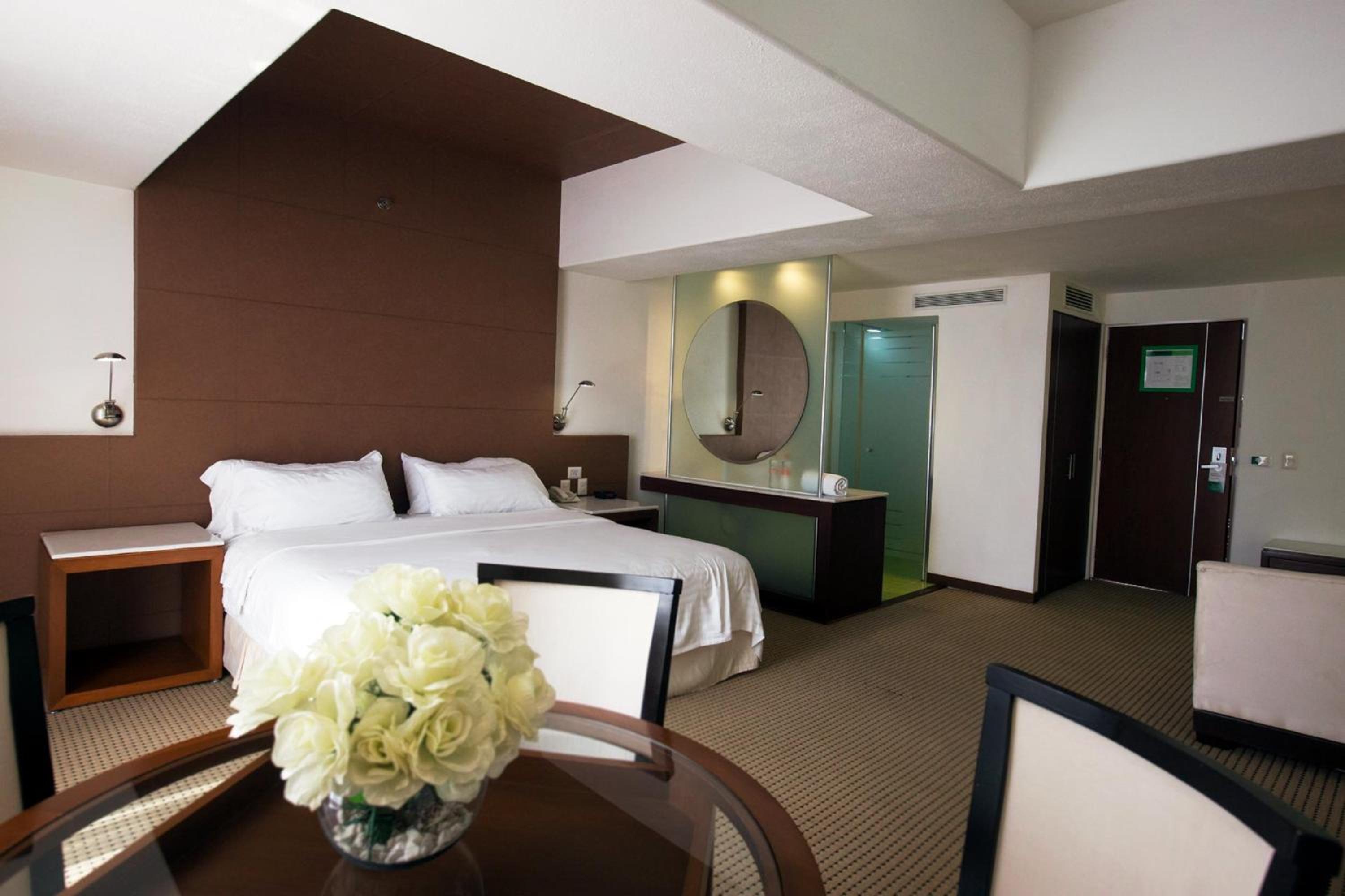 Junior King Suite - Non-Smoking