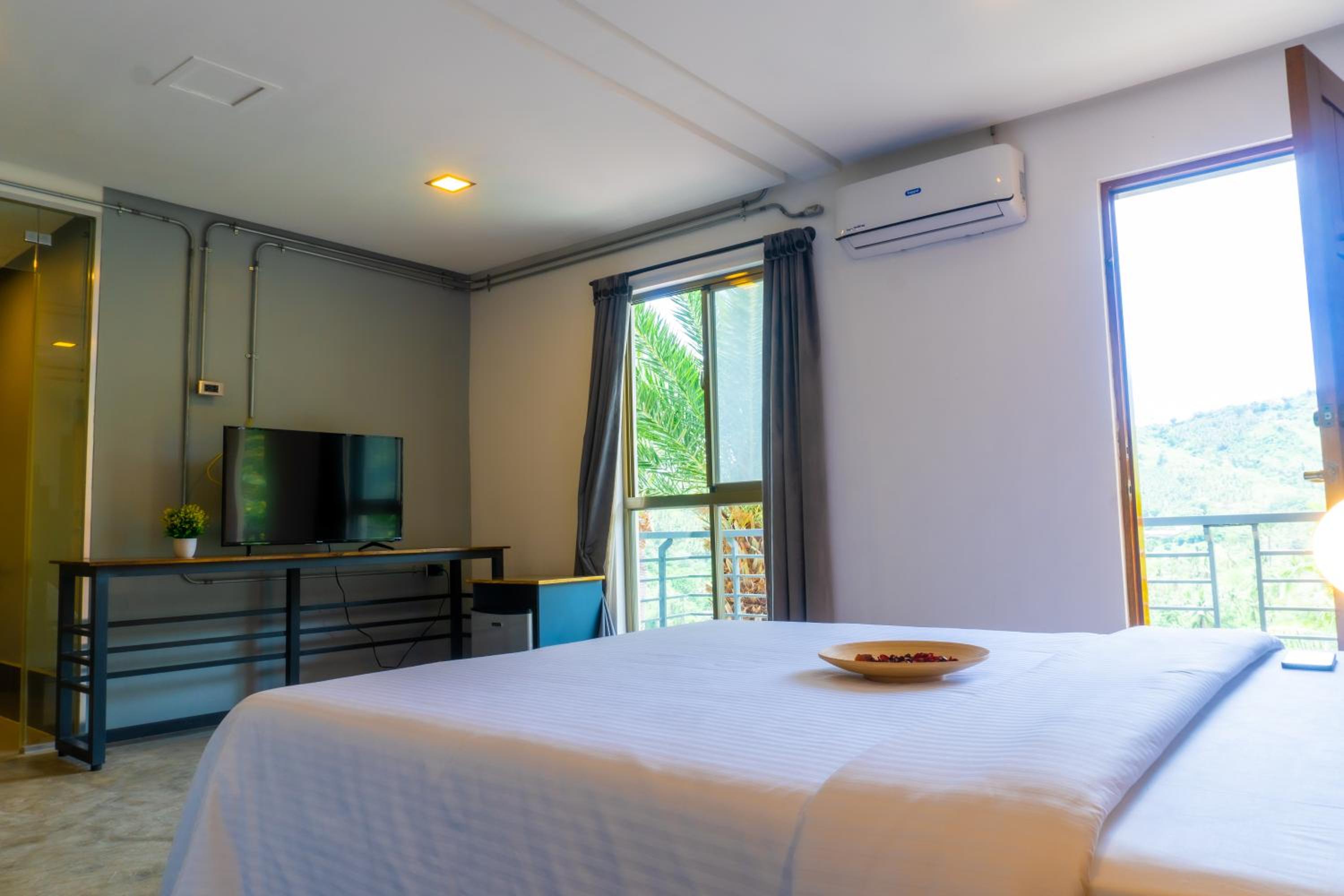 Suite with Balcony - Photo 31
