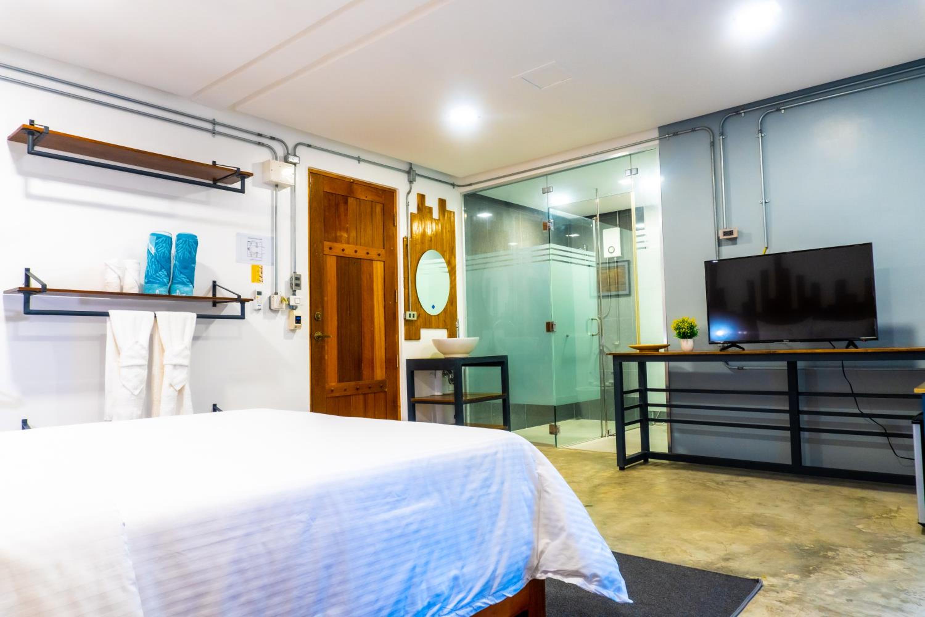Suite with Balcony - Photo 28