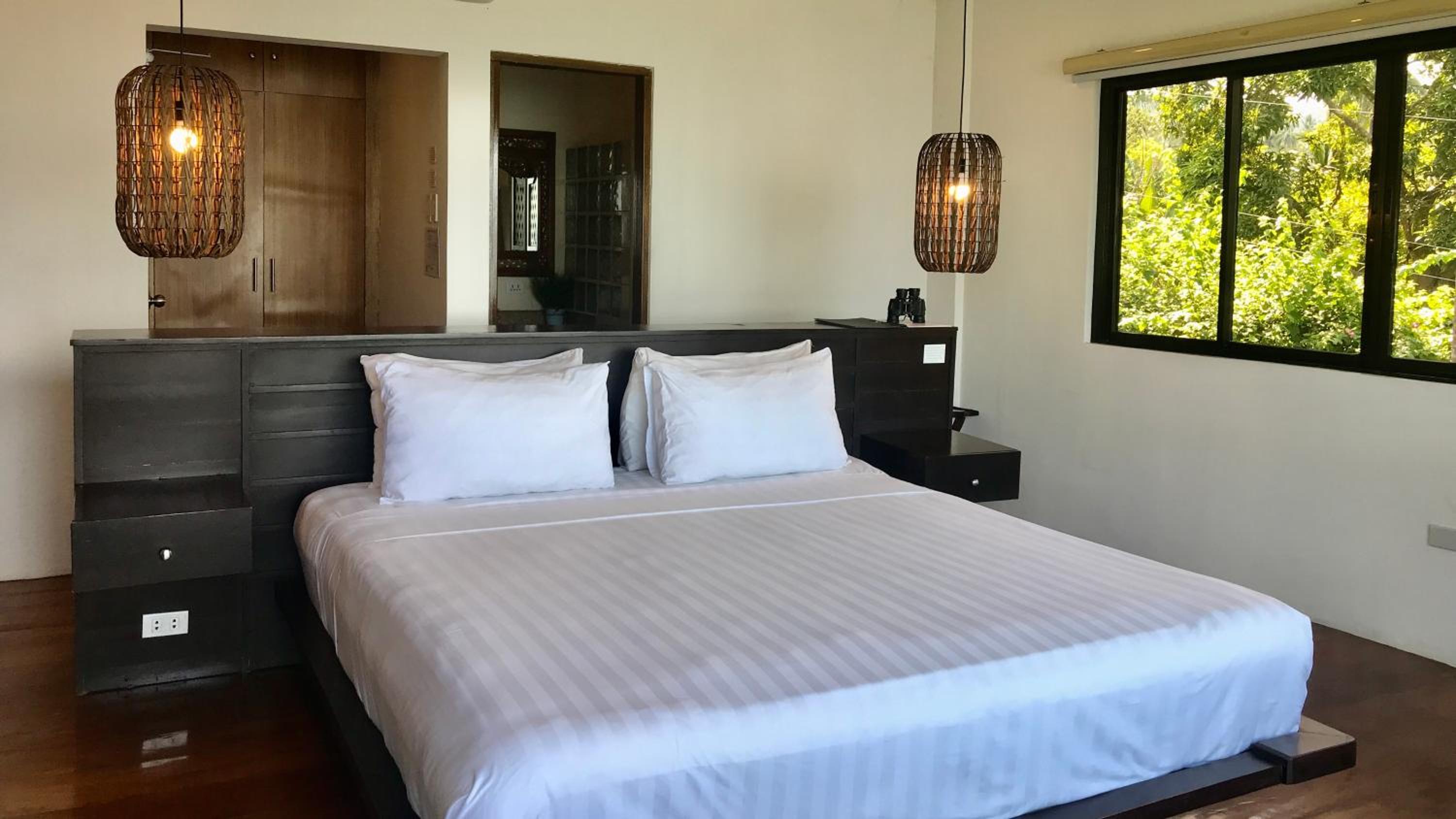 Deluxe Lake View King Bed photo 1