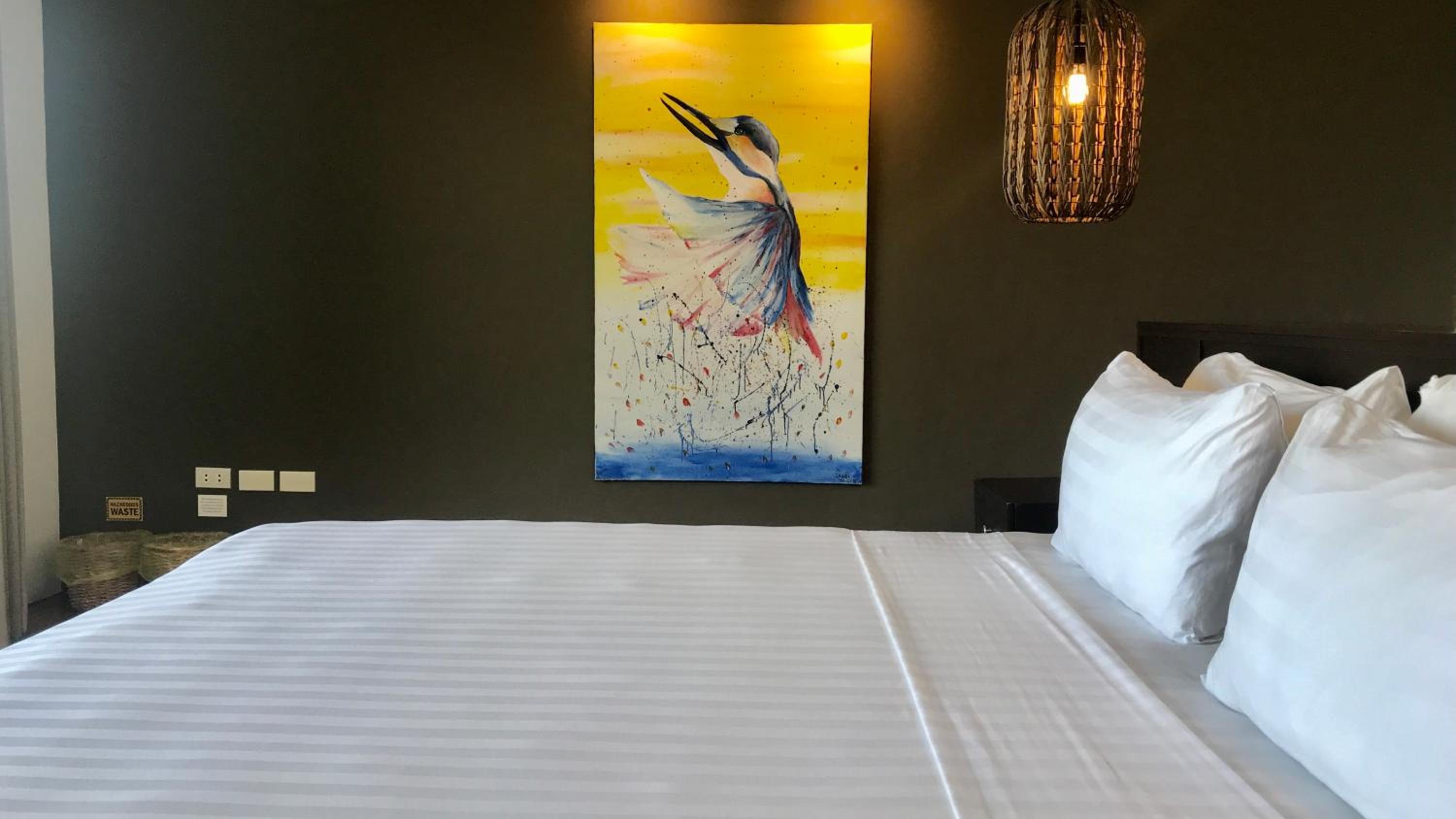 Deluxe Lake View King Bed photo 3