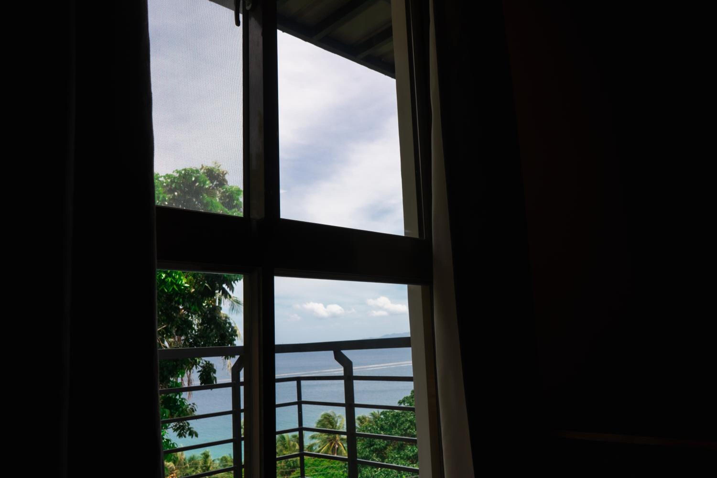 Deluxe Suite with Sea View - Photo 6