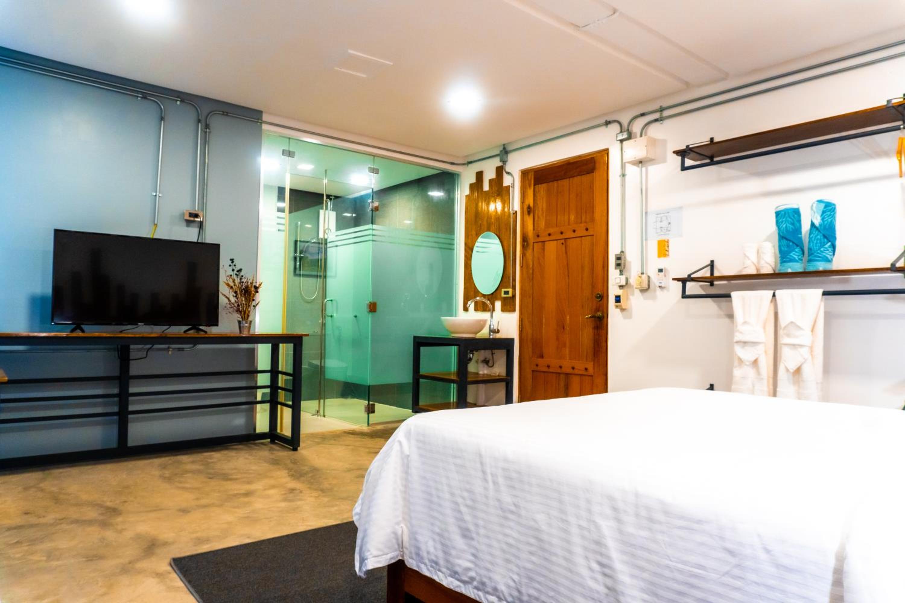 Suite with Balcony - Photo 34