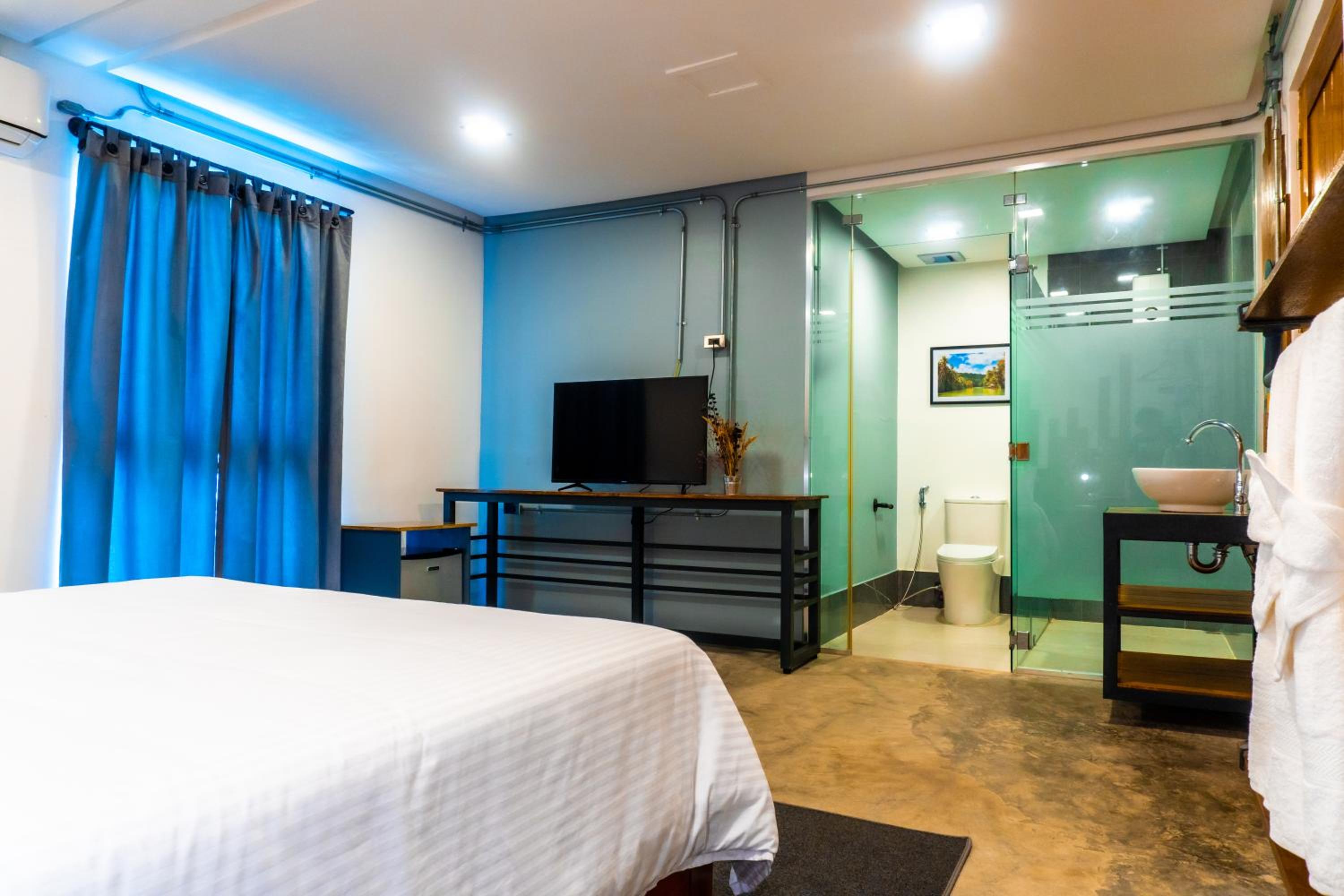 Suite with Balcony - Photo 22