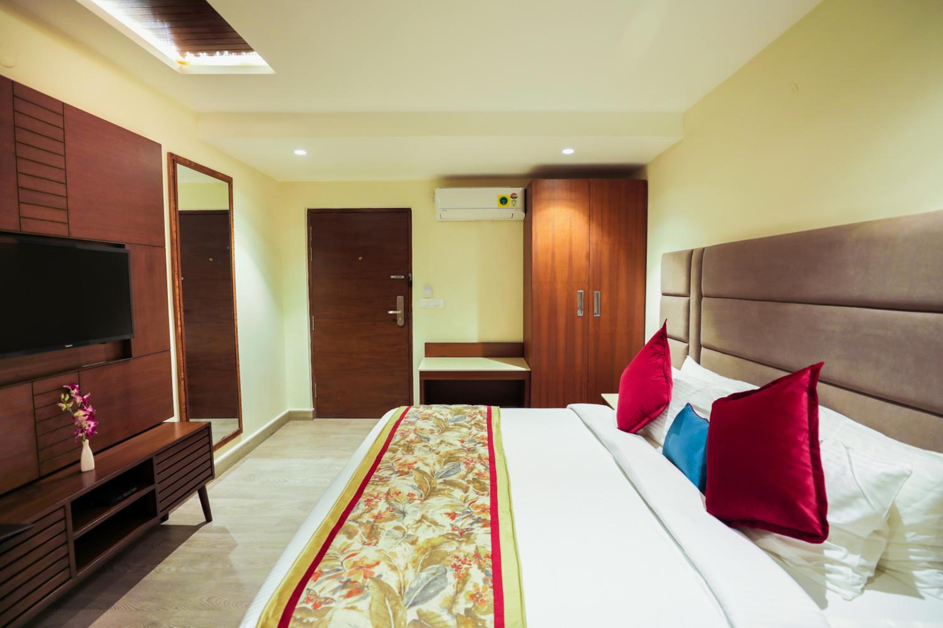 Deluxe Room - Enjoy 1+1 Happy Hours Timing - 11 am - 7 Pm photo 2