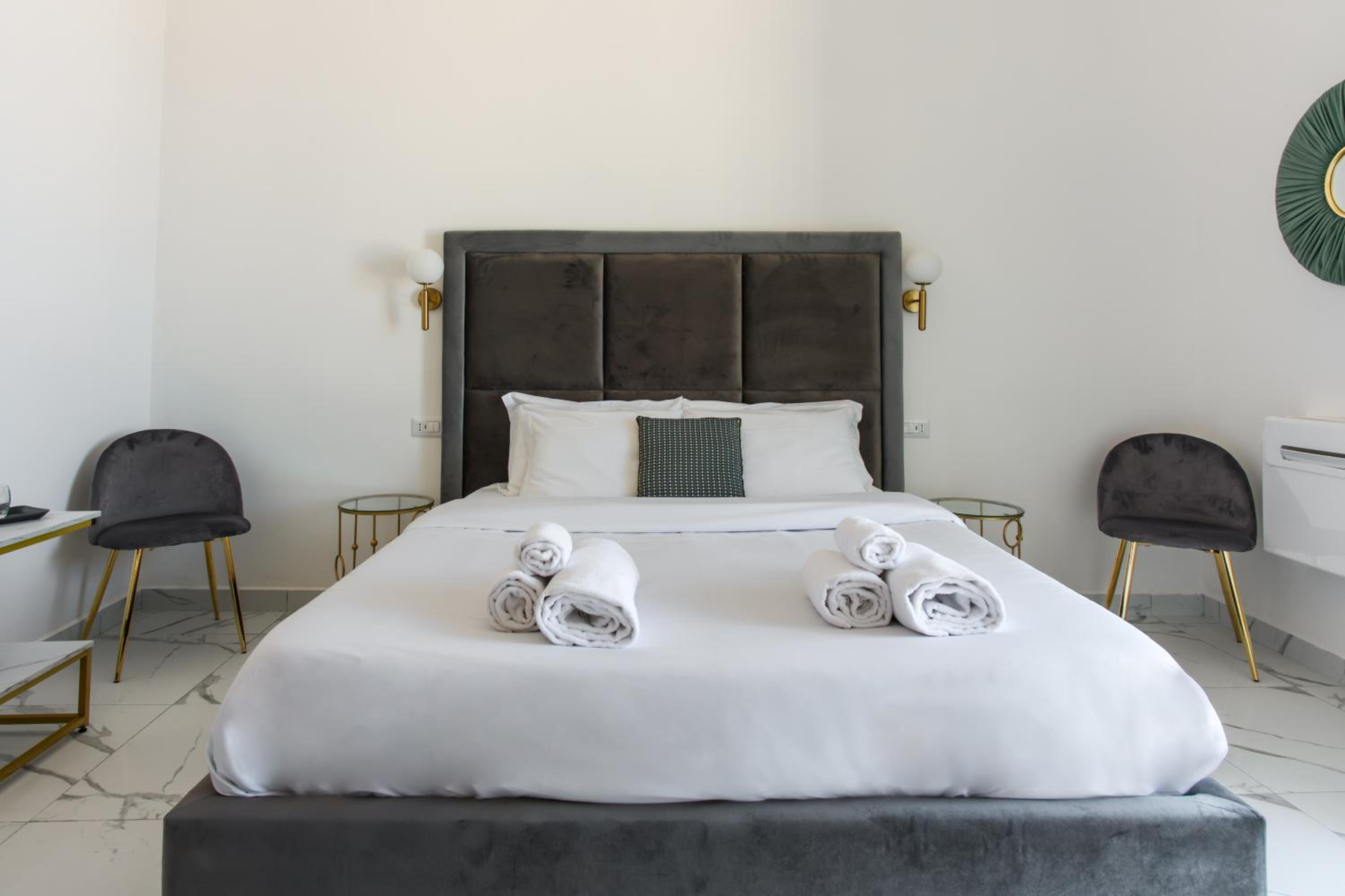 King Room with Balcony - Photo 4