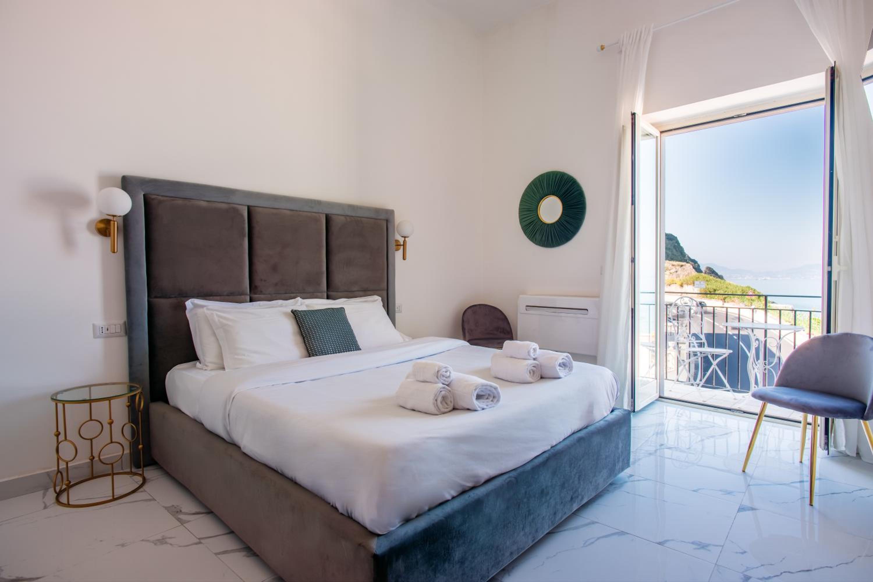 King Room with Balcony - Photo 6