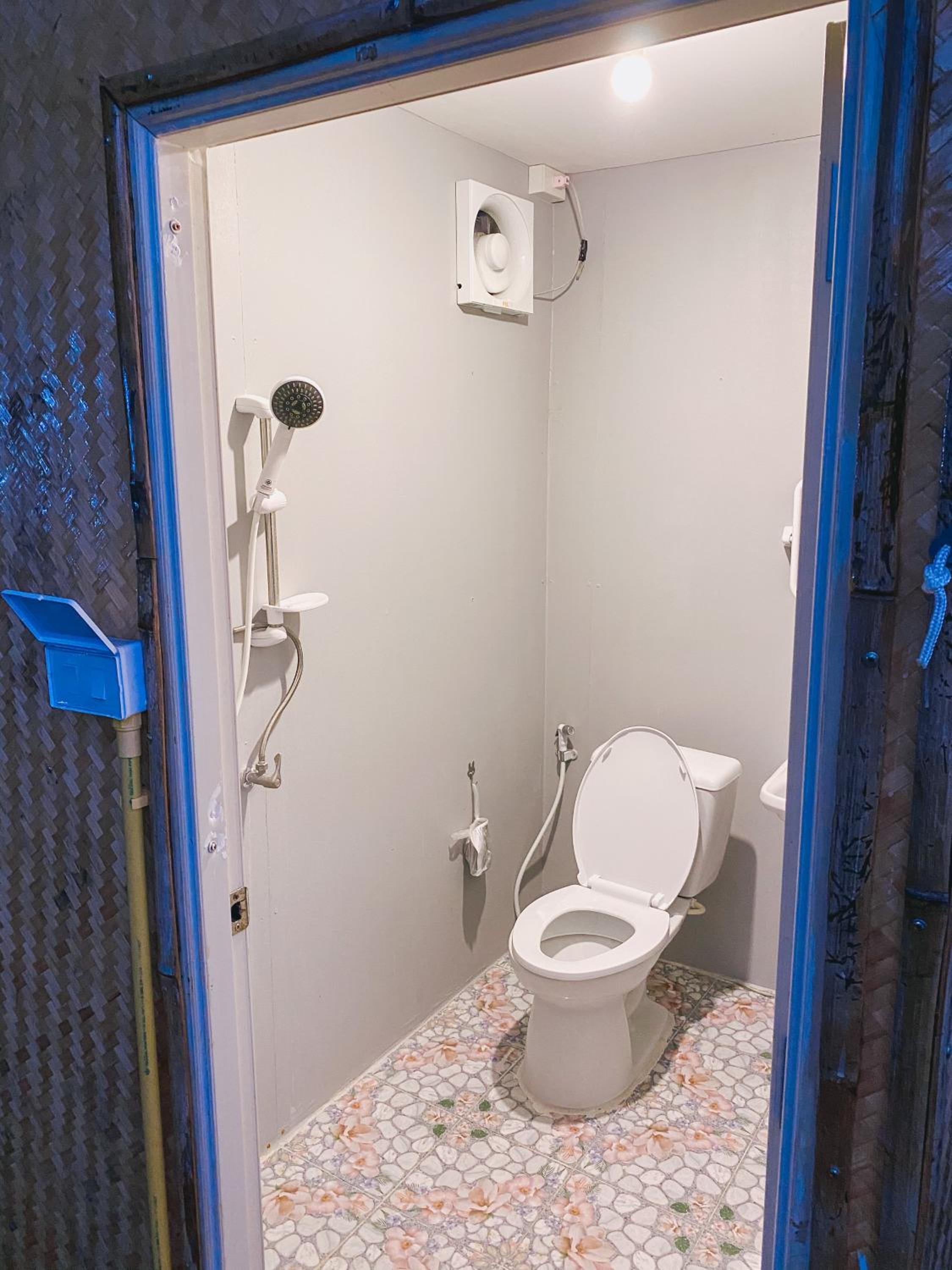 Double Room with Private Bathroom - Photo 7