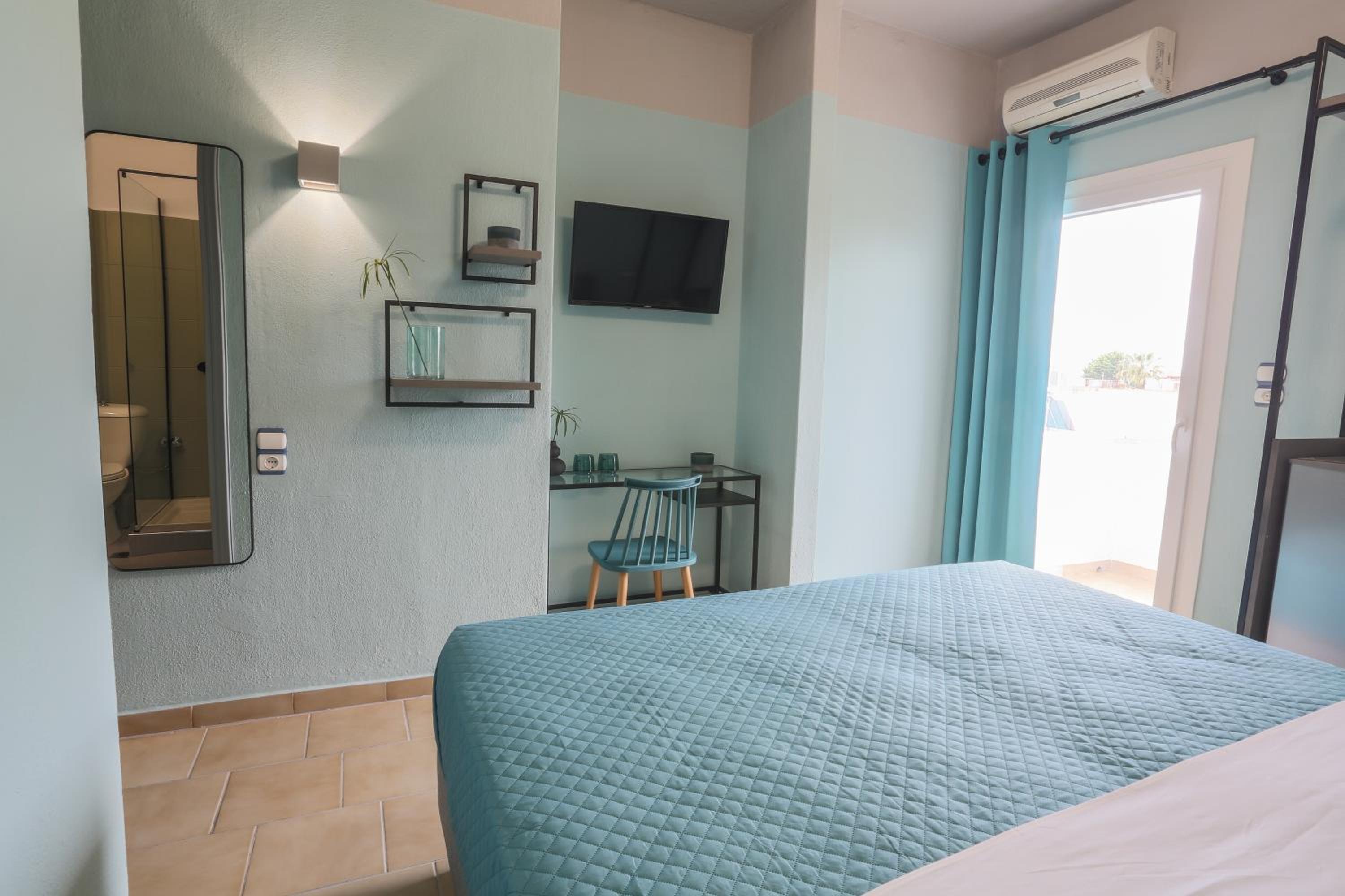 Deluxe Double Room - Photo 8