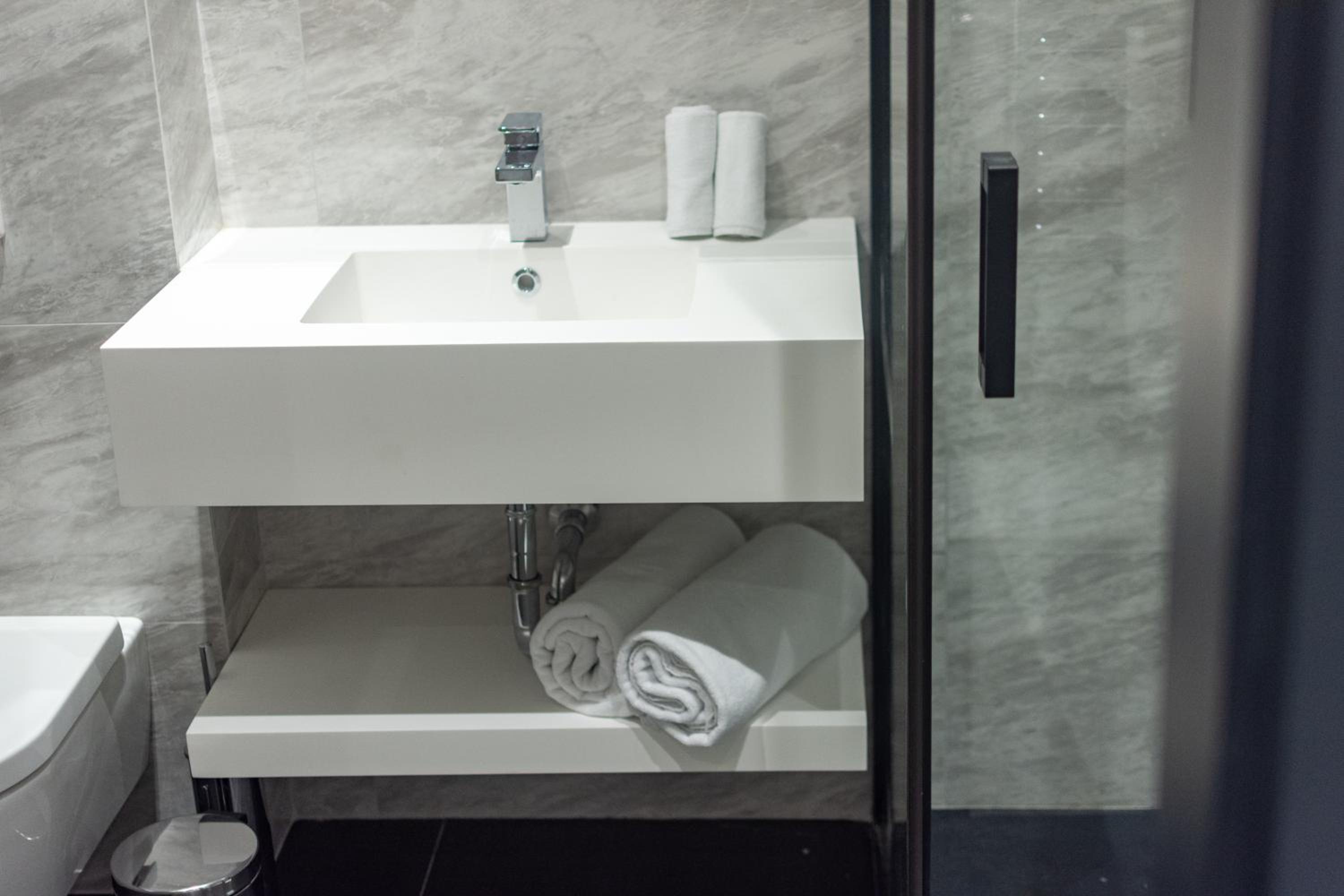 Deluxe Suite - Photo 13