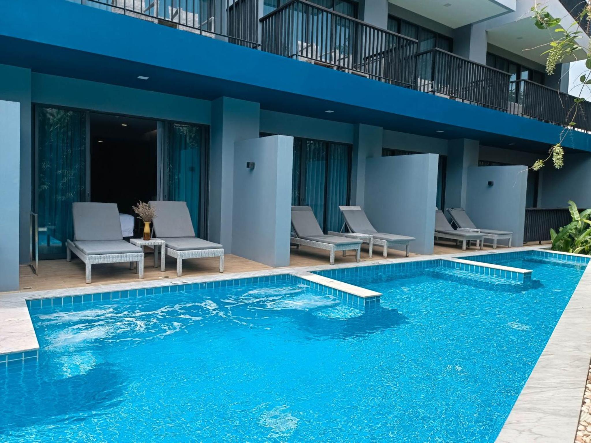Deluxe Pool Facing - Photo 10