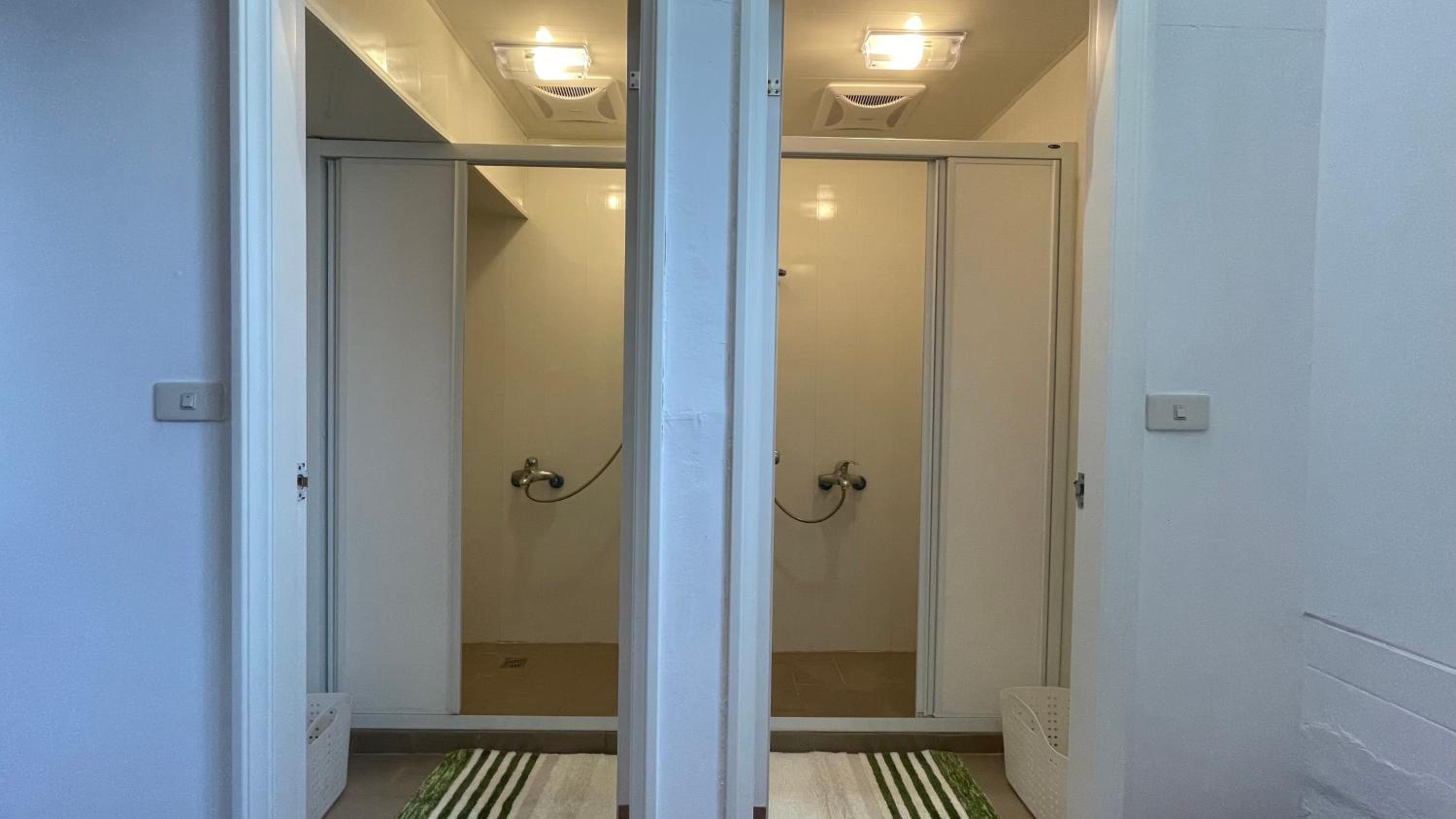 Double Room with Shared Bathroom photo 2