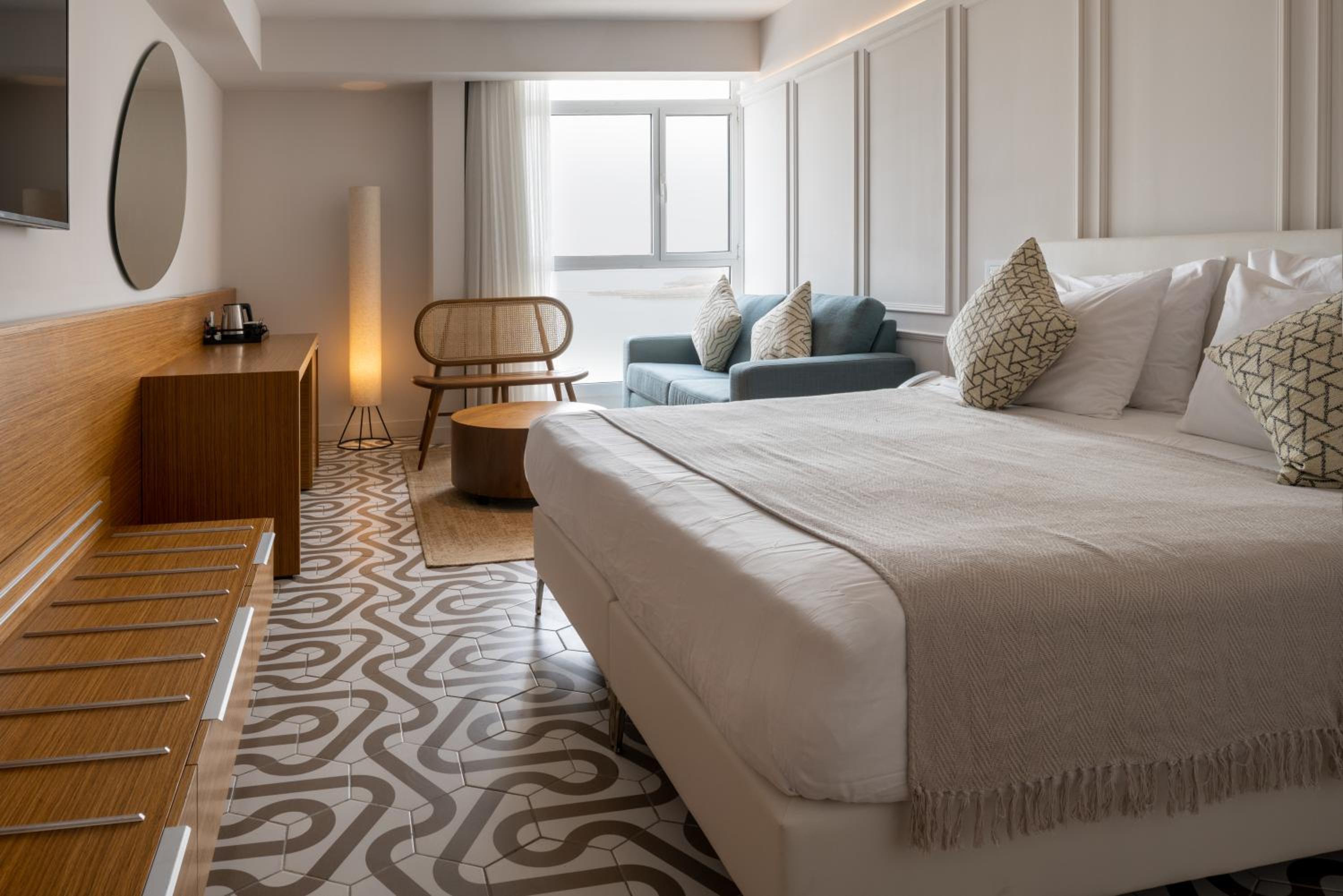 Deluxe Room with Pool and Sea View